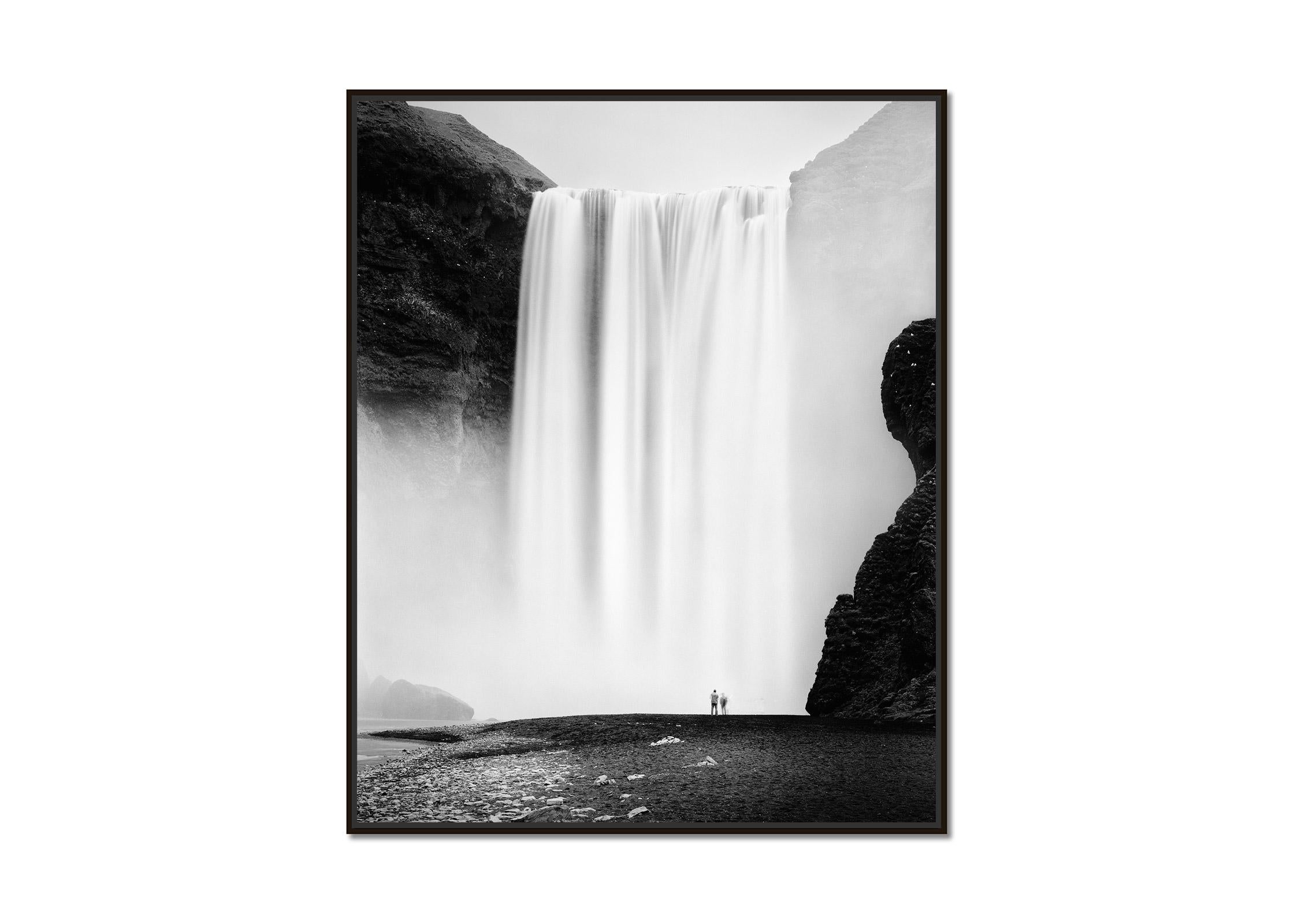 Skogafoss, Wasserfall, Island, Landschaft, limitierte Auflage, Monochrome Fotografie – Photograph von Gerald Berghammer