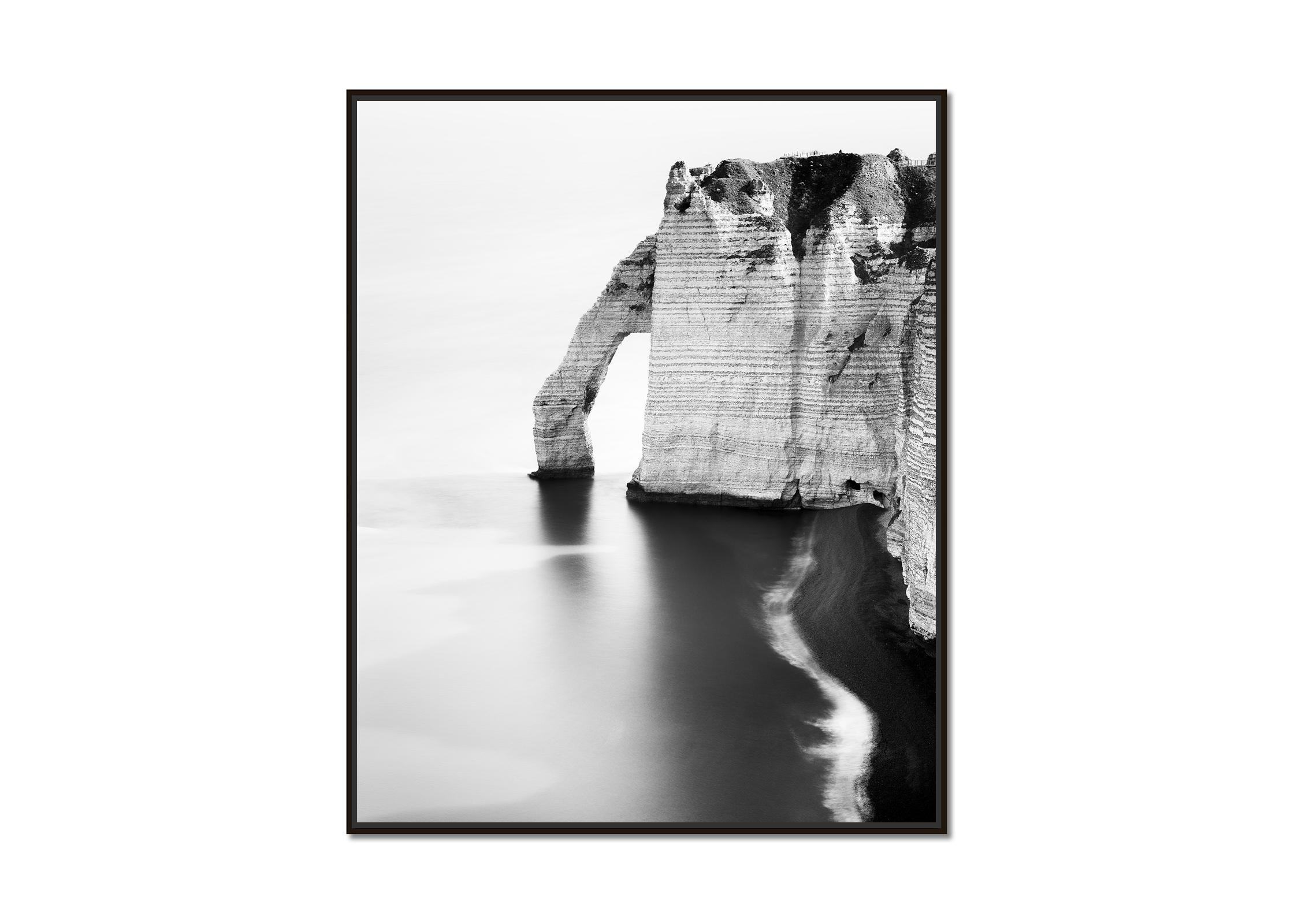 The Sea Arch at Etretat, Schwarz-Weiß-Landschaft, Fotografie in limitierter Auflage – Photograph von Gerald Berghammer
