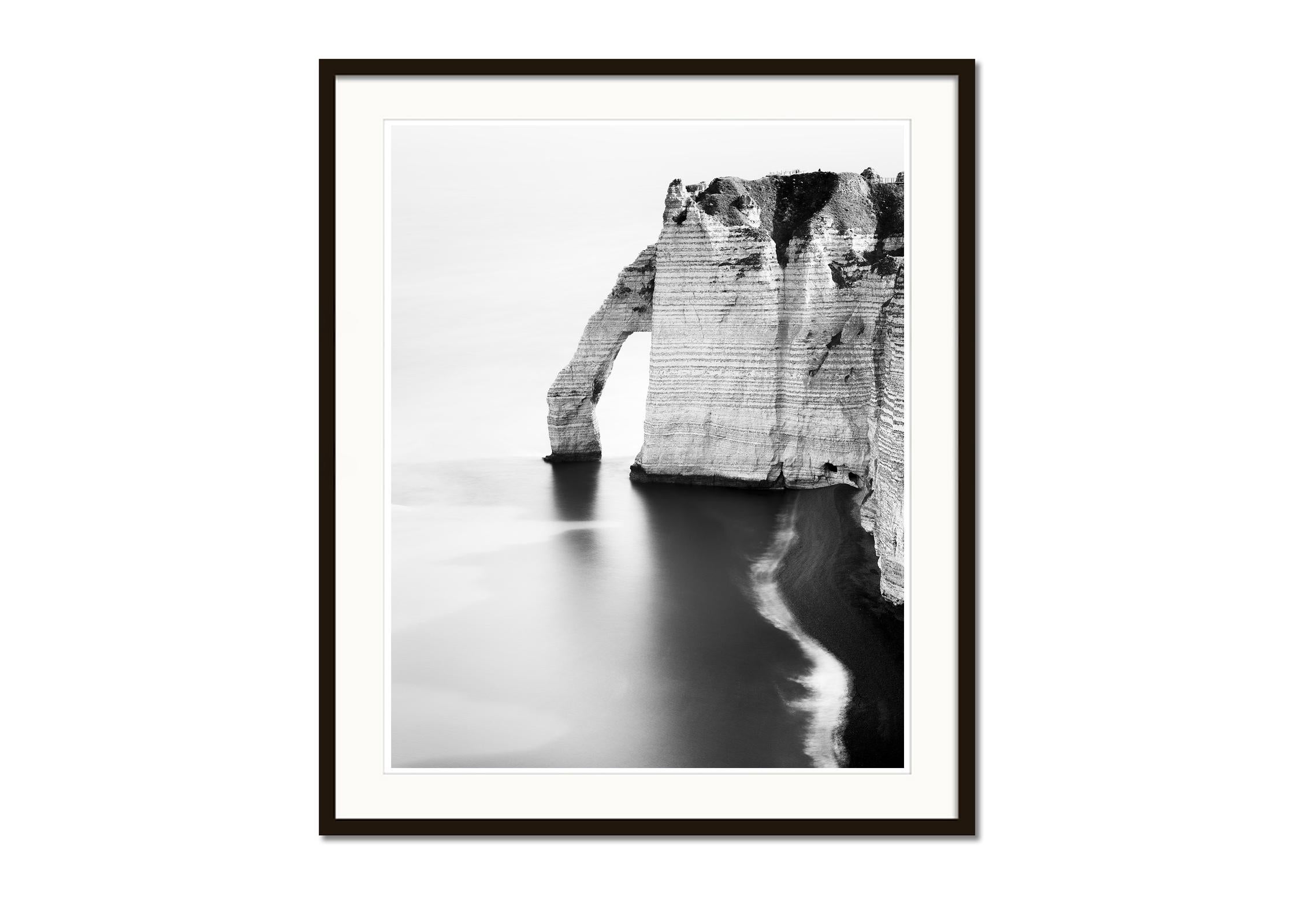 The Sea Arch at Etretat, Schwarz-Weiß-Landschaft, Fotografie in limitierter Auflage (Grau), Black and White Photograph, von Gerald Berghammer