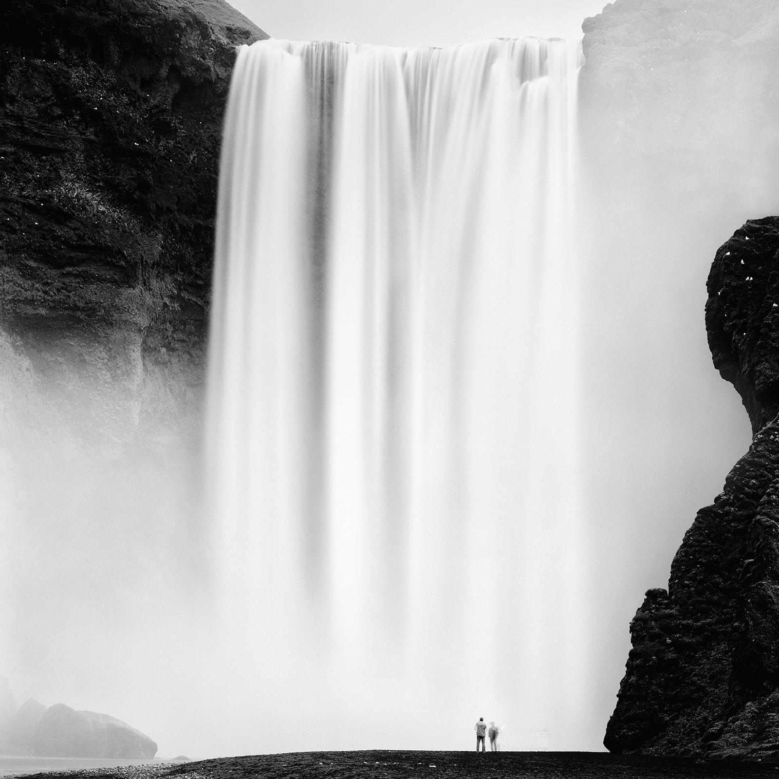 Skogafoss, Wasserfall, Island, Schwarz-Weiß, Kunstlandschaft, Fotografie im Angebot 3