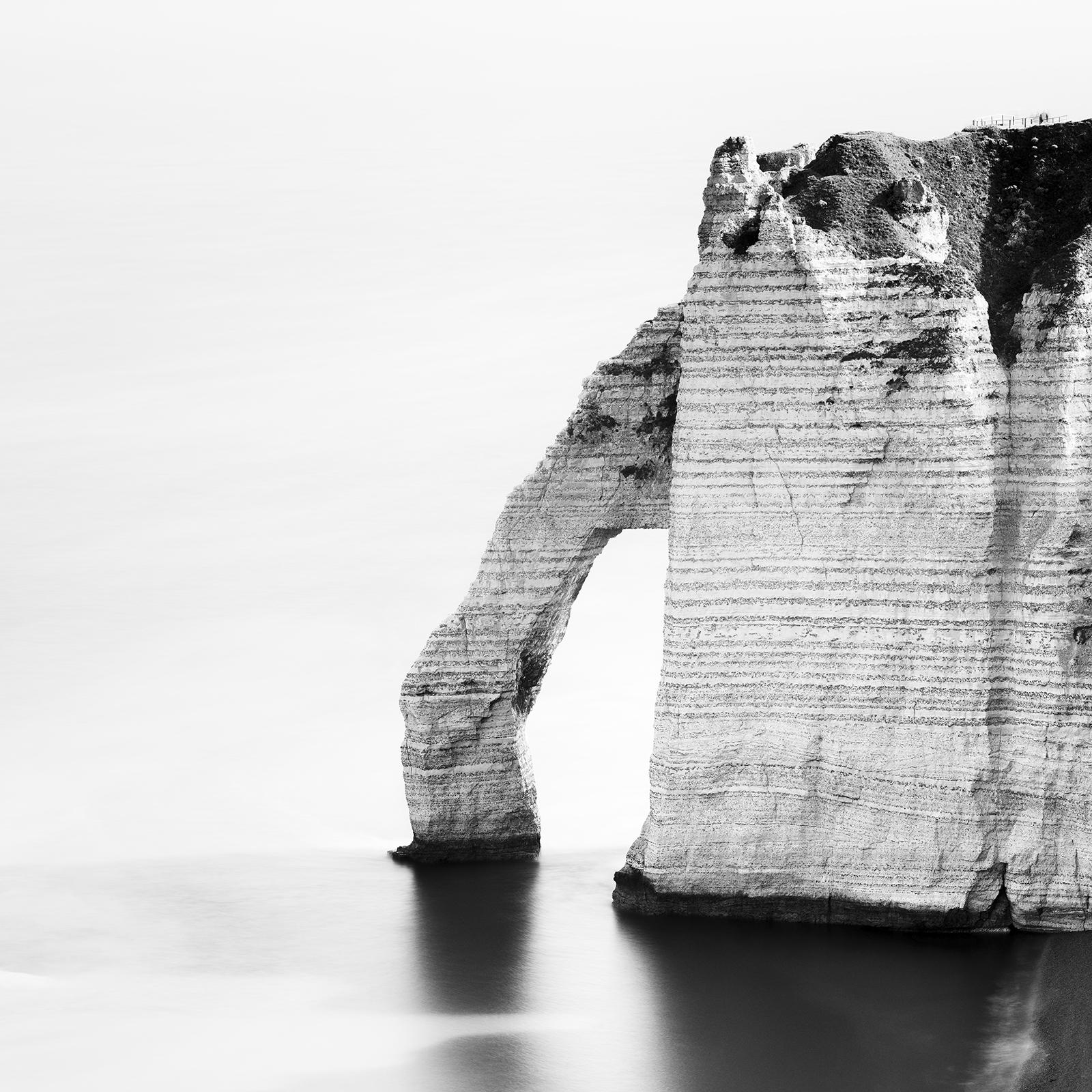 The Sea Arch at Etretat, Schwarz-Weiß-Landschaft, Fotografie in limitierter Auflage im Angebot 3