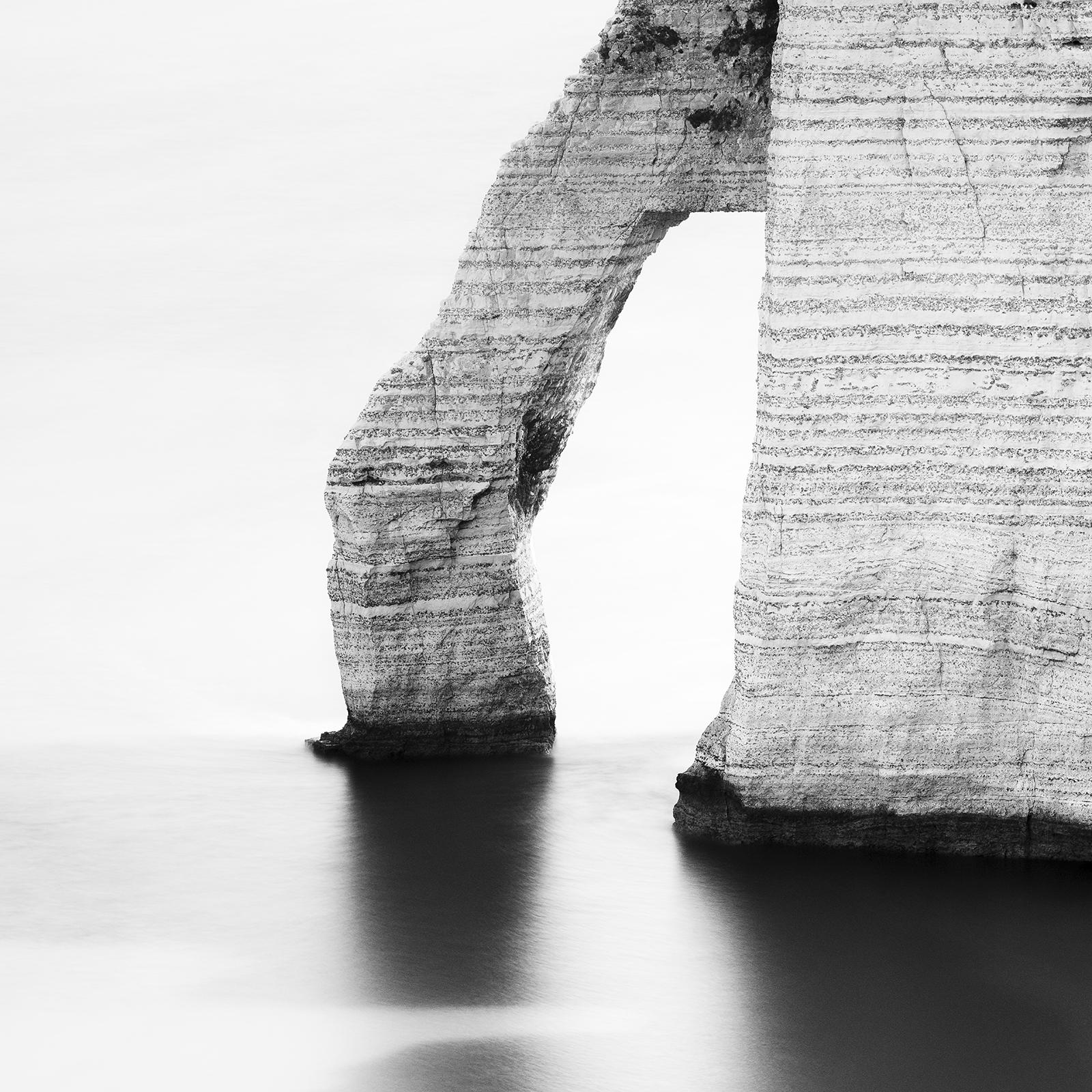 The Sea Arch at Etretat, Schwarz-Weiß-Landschaft, Fotografie in limitierter Auflage im Angebot 4