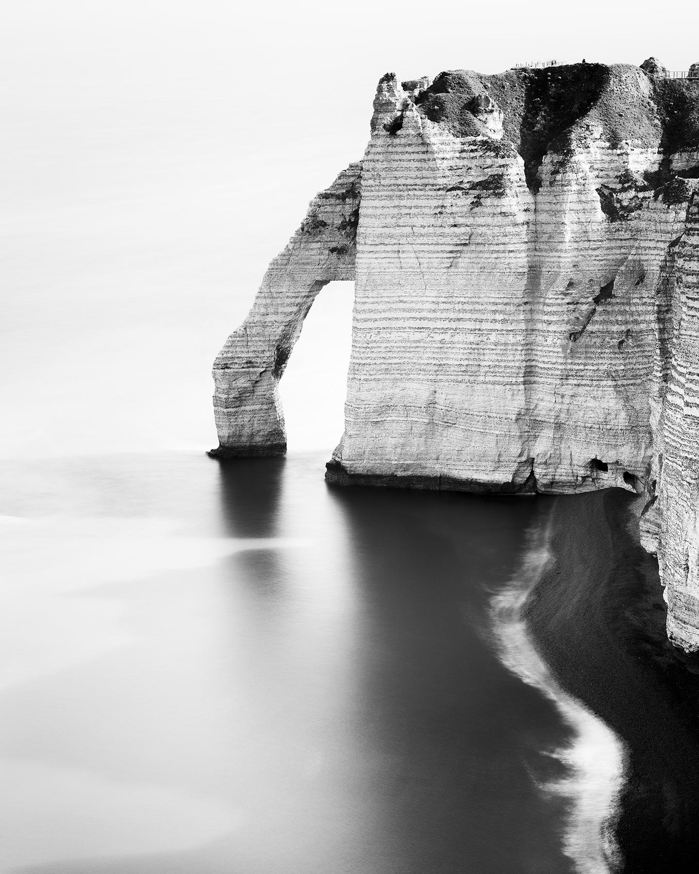 Gerald Berghammer Black and White Photograph – The Sea Arch at Etretat, Schwarz-Weiß-Landschaft, Fotografie in limitierter Auflage
