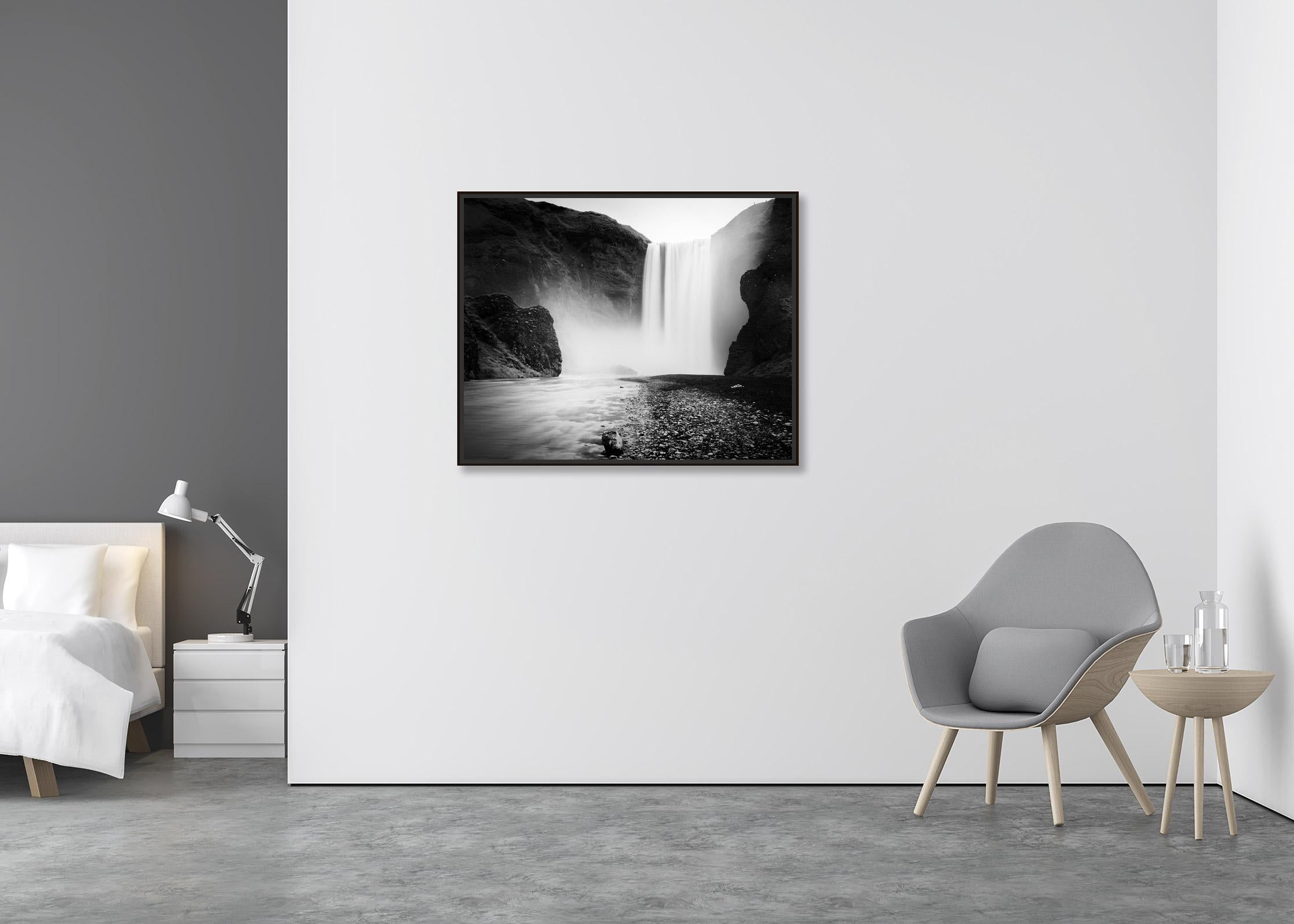 Skogafoss, Wasserfall, Island, bnw, Langzeitbelichtungskunst-Wasserlandschaftsfotografie (Zeitgenössisch), Photograph, von Gerald Berghammer