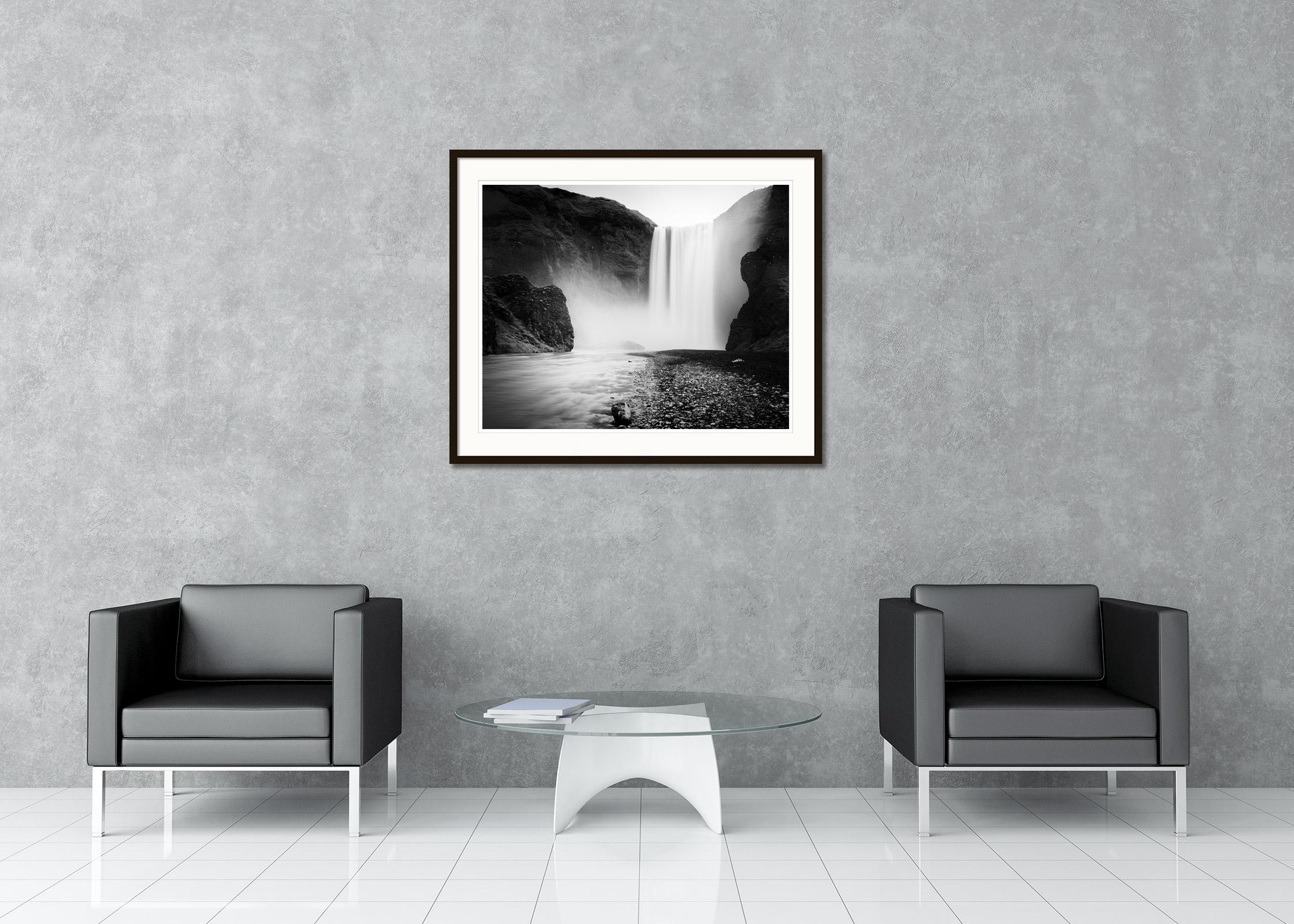 Schwarz-Weiß-Fotografie mit Langzeitbelichtung für Wasserlandschaften - Landschaftsfotografie. Gigantischer Wasserfall Skogafoss, Island. Pigmenttintendruck, Auflage 7, signiert, betitelt, datiert und nummeriert vom Künstler. Mit