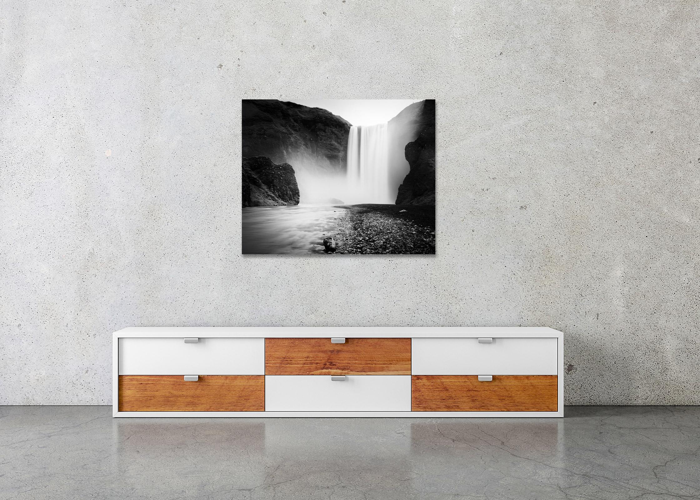 Skogafoss, Wasserfall, Island, bnw, Langzeitbelichtungskunst-Wasserlandschaftsfotografie im Angebot 2