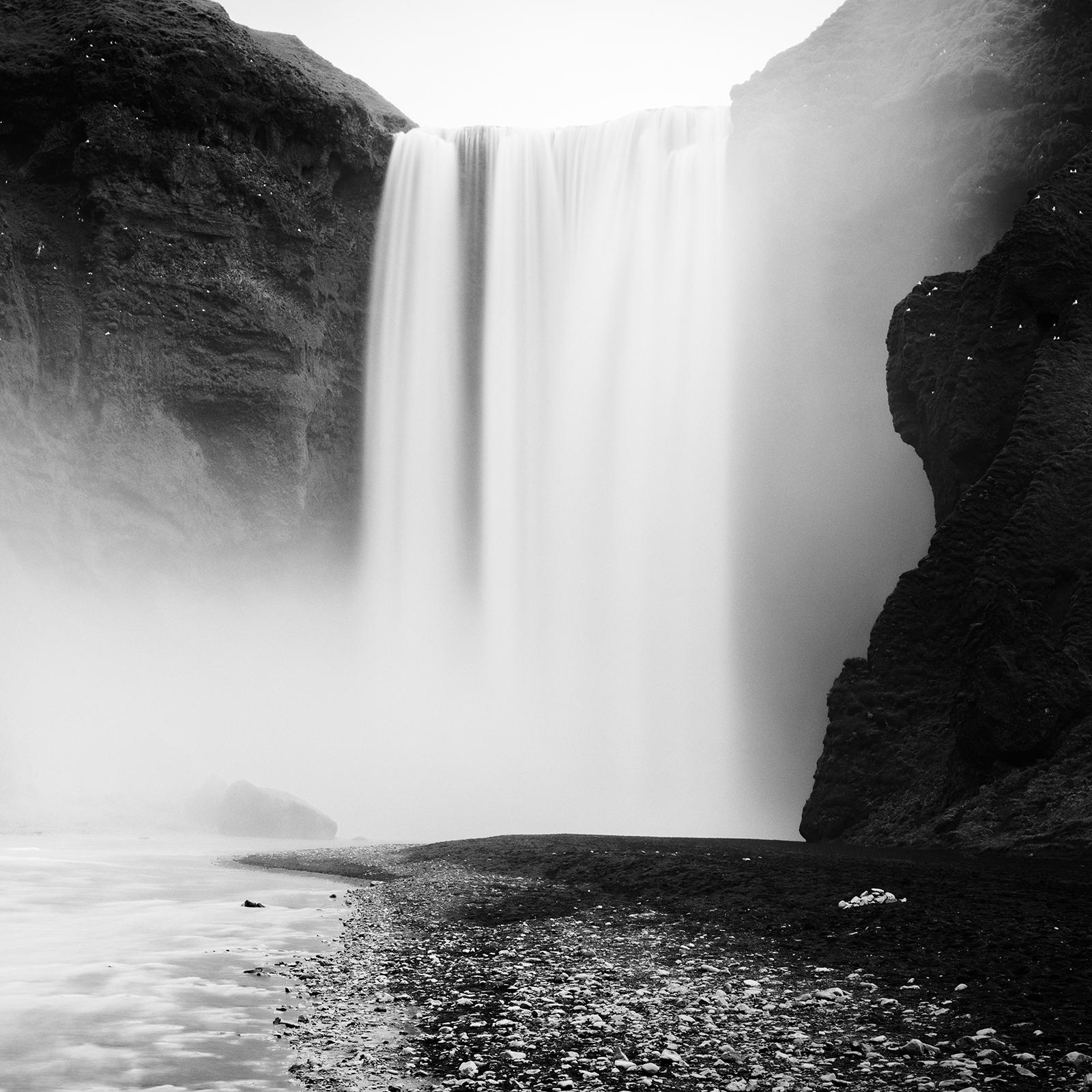 Skogafoss, Wasserfall, Island, bnw, Langzeitbelichtungskunst-Wasserlandschaftsfotografie im Angebot 3