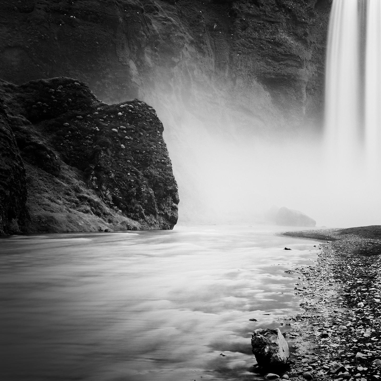 Skogafoss, Wasserfall, Island, bnw, Langzeitbelichtungskunst-Wasserlandschaftsfotografie im Angebot 4