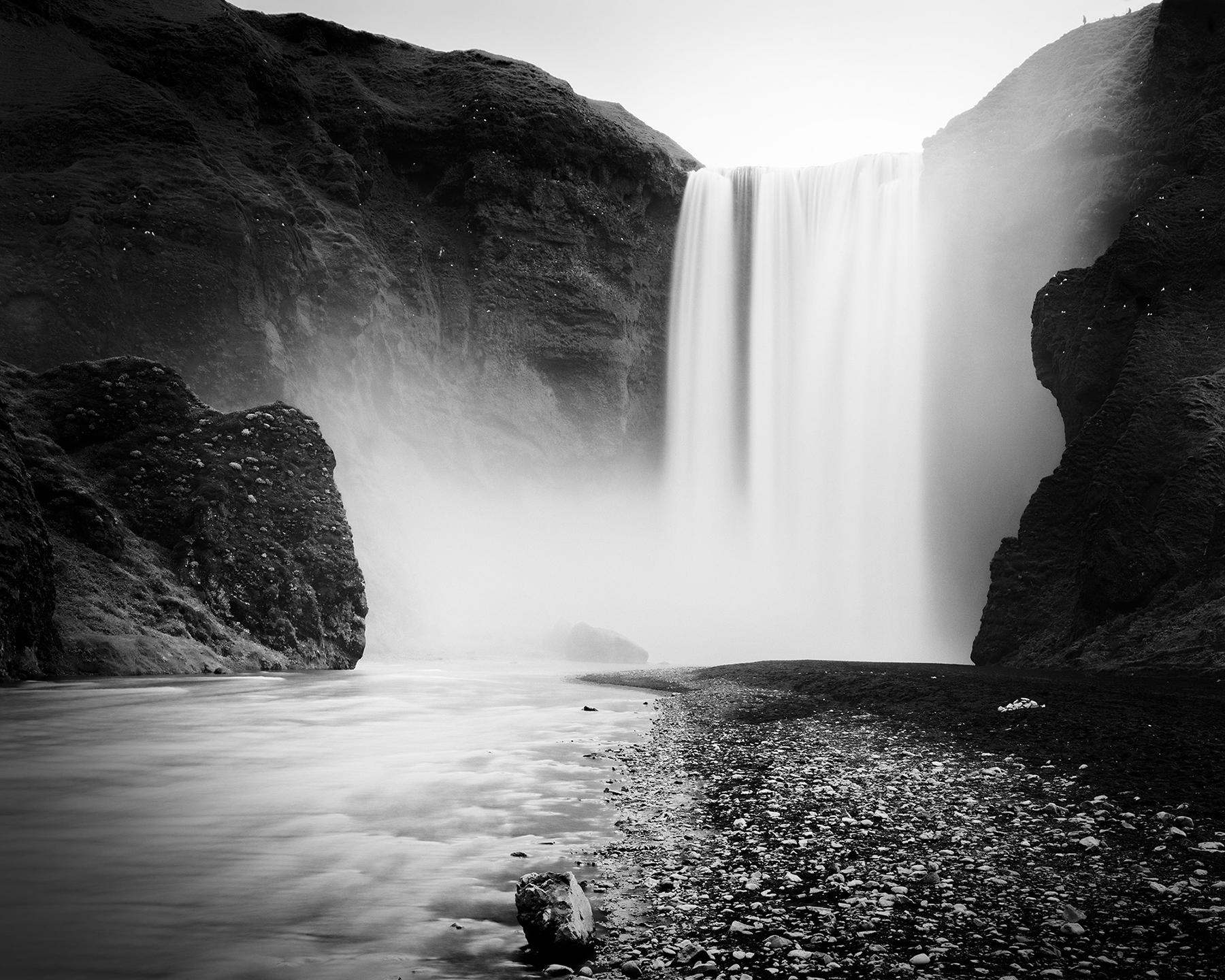 Gerald Berghammer Landscape Photograph – Skogafoss, Wasserfall, Island, bnw, Langzeitbelichtungskunst-Wasserlandschaftsfotografie