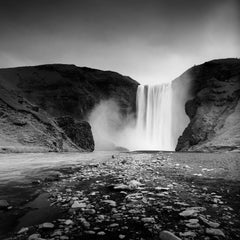 Skogafoss, chute d'eau, Islande, photographie N&B longue exposition, paysage aquatique, art