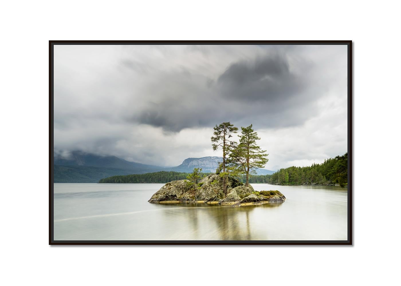 Kleine Berginsel mit Bäumen, großformatige Fotografie, Landschaft in limitierter Auflage – Photograph von Gerald Berghammer