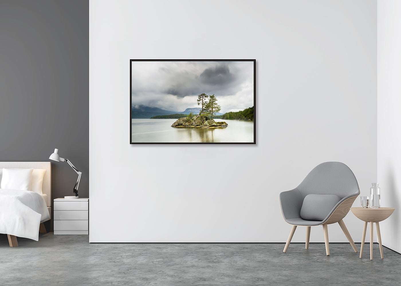 Kleine Berginsel mit Bäumen, großformatige Fotografie, Landschaft in limitierter Auflage (Zeitgenössisch), Photograph, von Gerald Berghammer