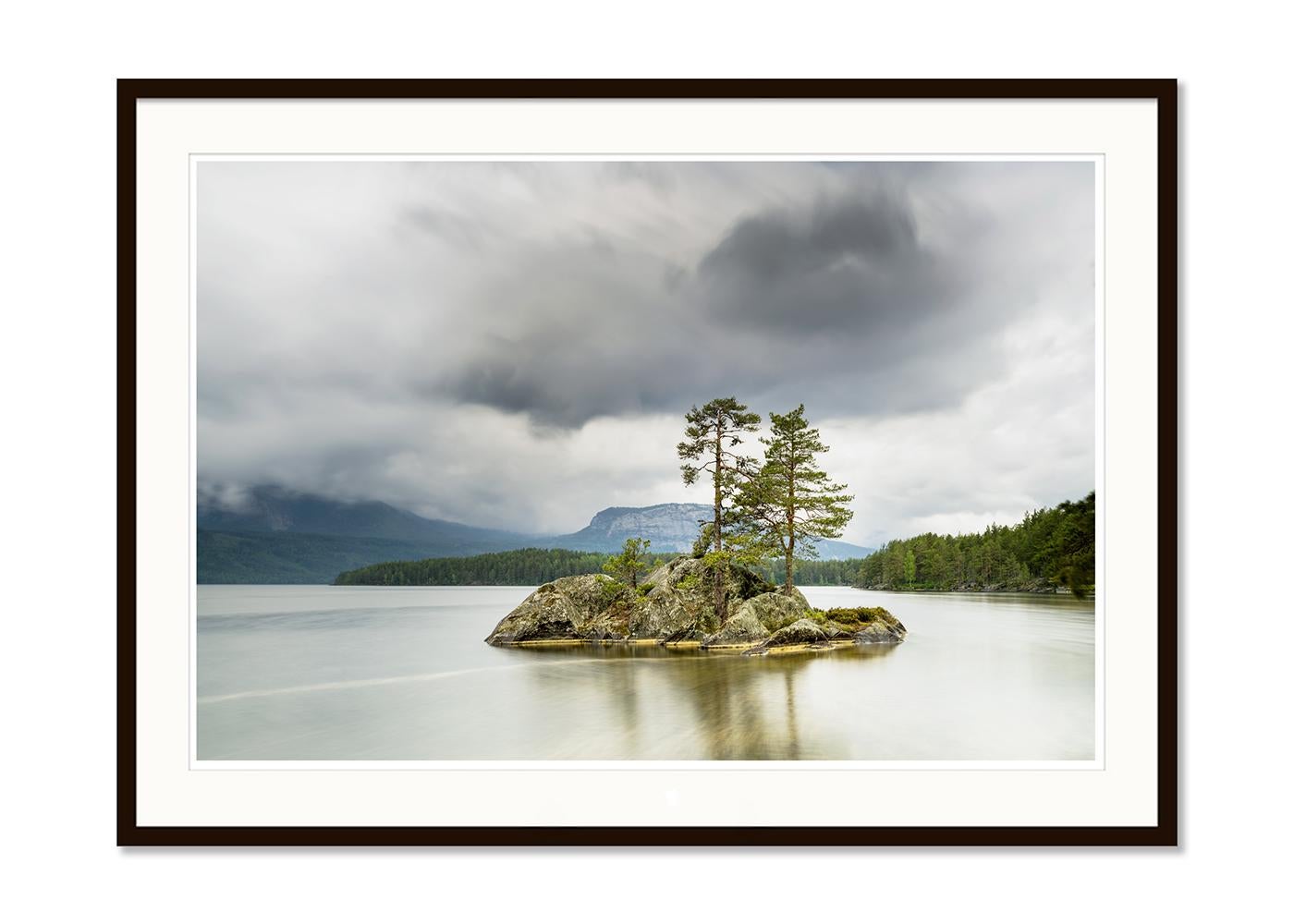 Kleine Berginsel mit Bäumen, großformatige Fotografie, Landschaft in limitierter Auflage (Grau), Landscape Photograph, von Gerald Berghammer