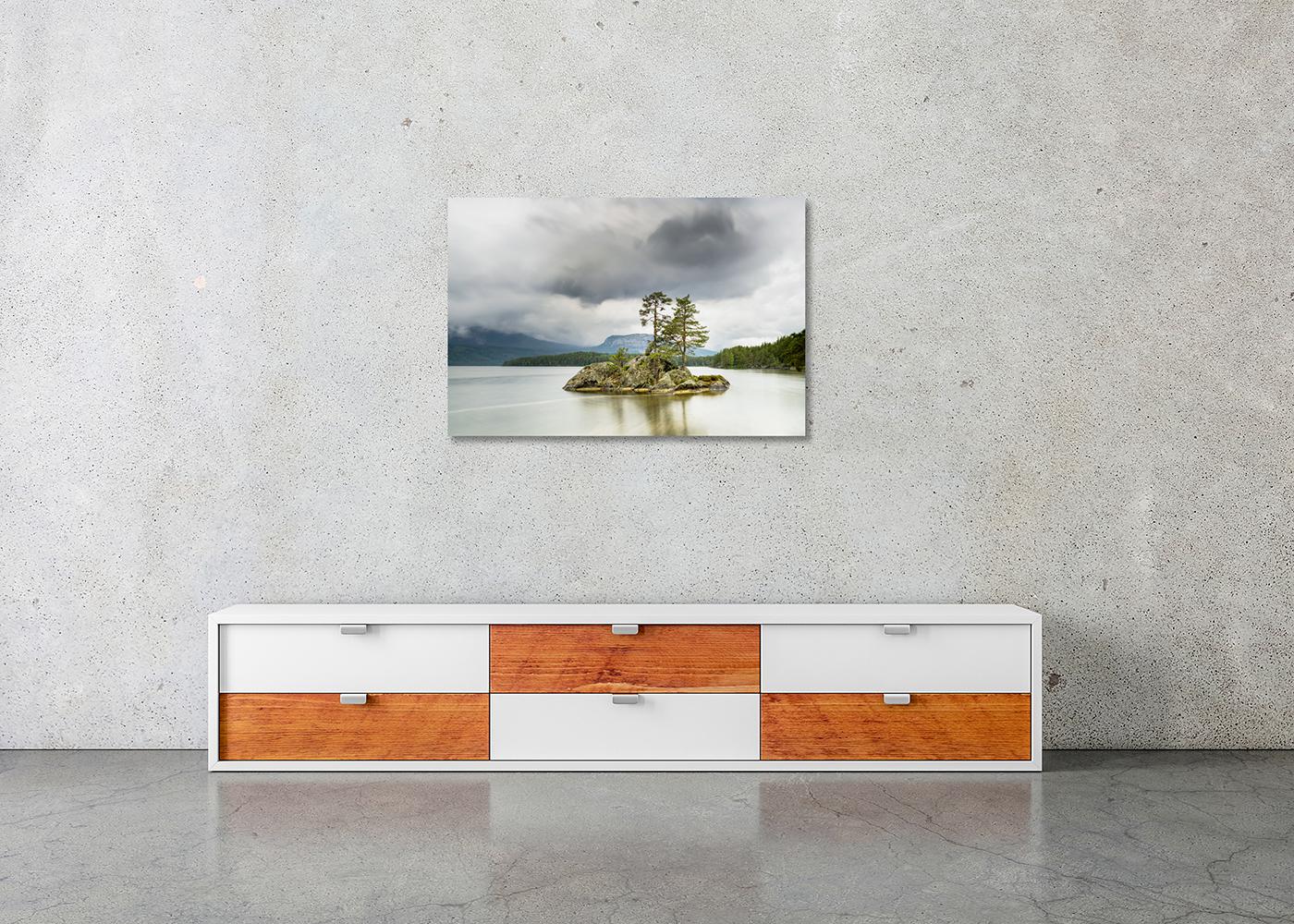 Kleine Berginsel mit Bäumen, großformatige Fotografie, Landschaft in limitierter Auflage im Angebot 2