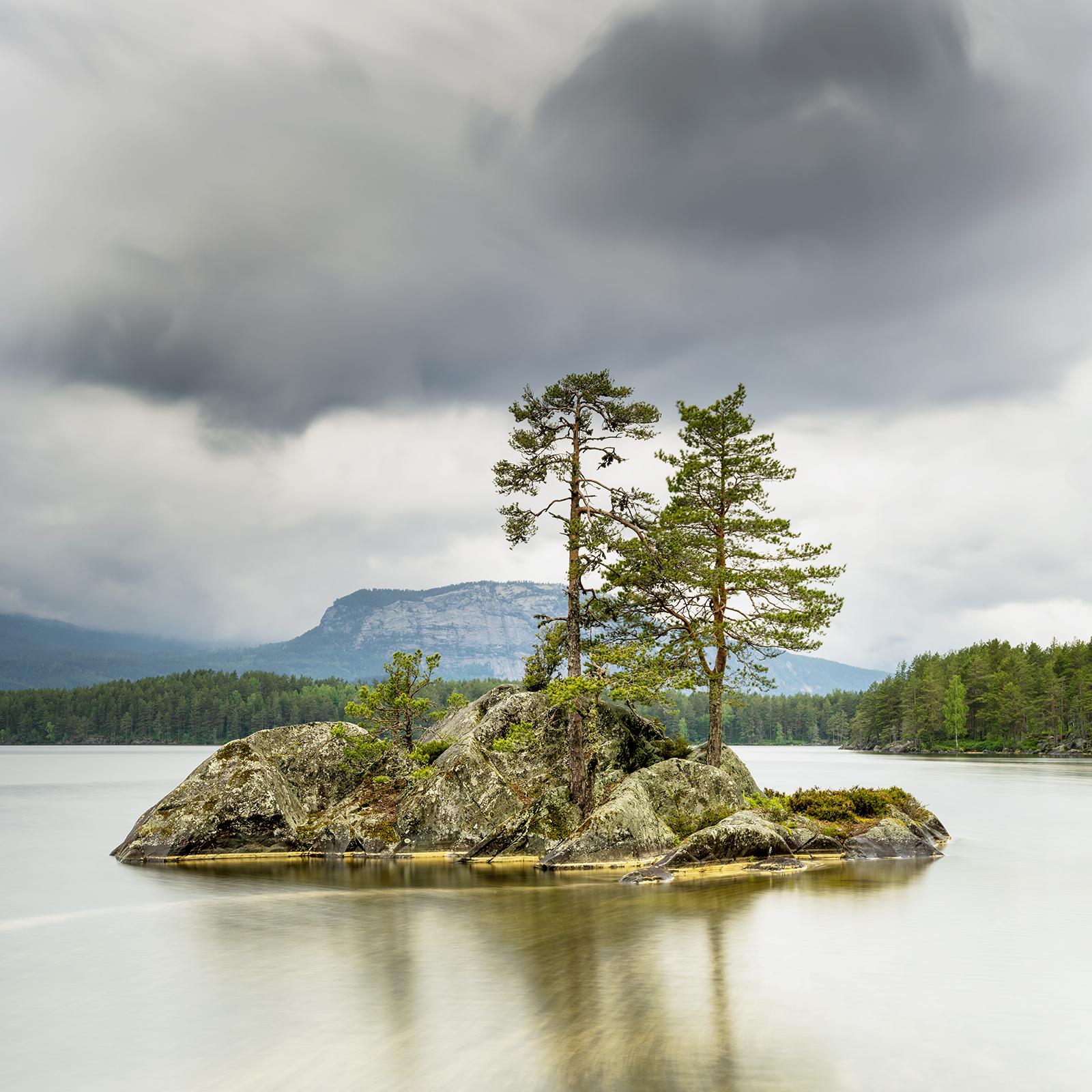 Kleine Berginsel mit Bäumen, großformatige Fotografie, Landschaft in limitierter Auflage im Angebot 3