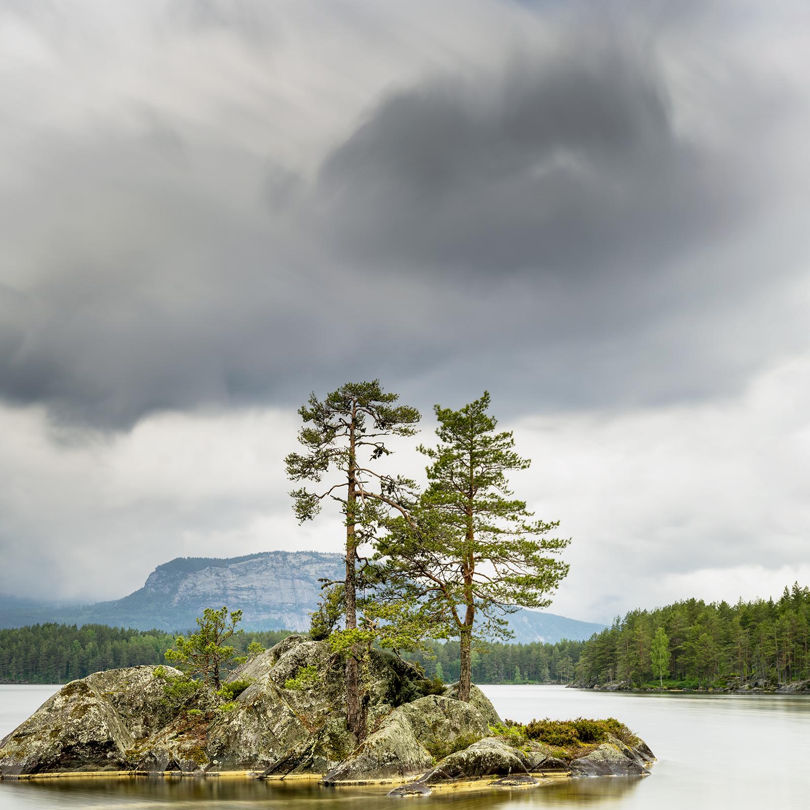 Kleine Berginsel mit Bäumen, großformatige Fotografie, Landschaft in limitierter Auflage im Angebot 4