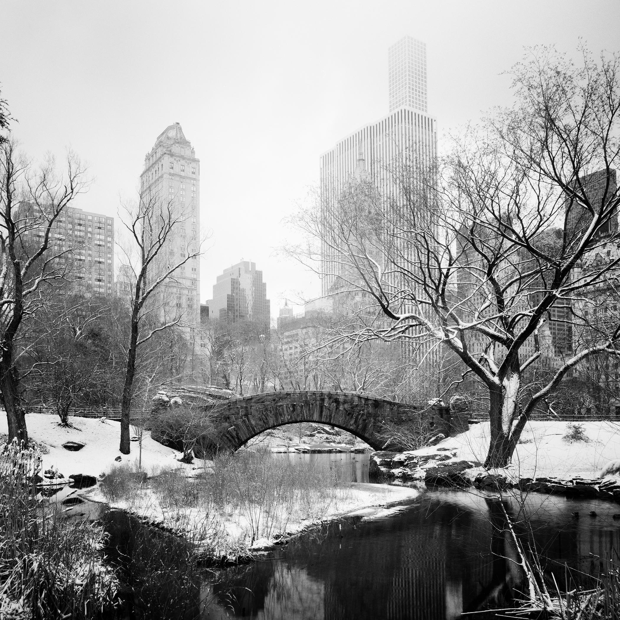 Gerald Berghammer Black and White Photograph – Schneebedeckte Central Park Lake Bridge New York USA
