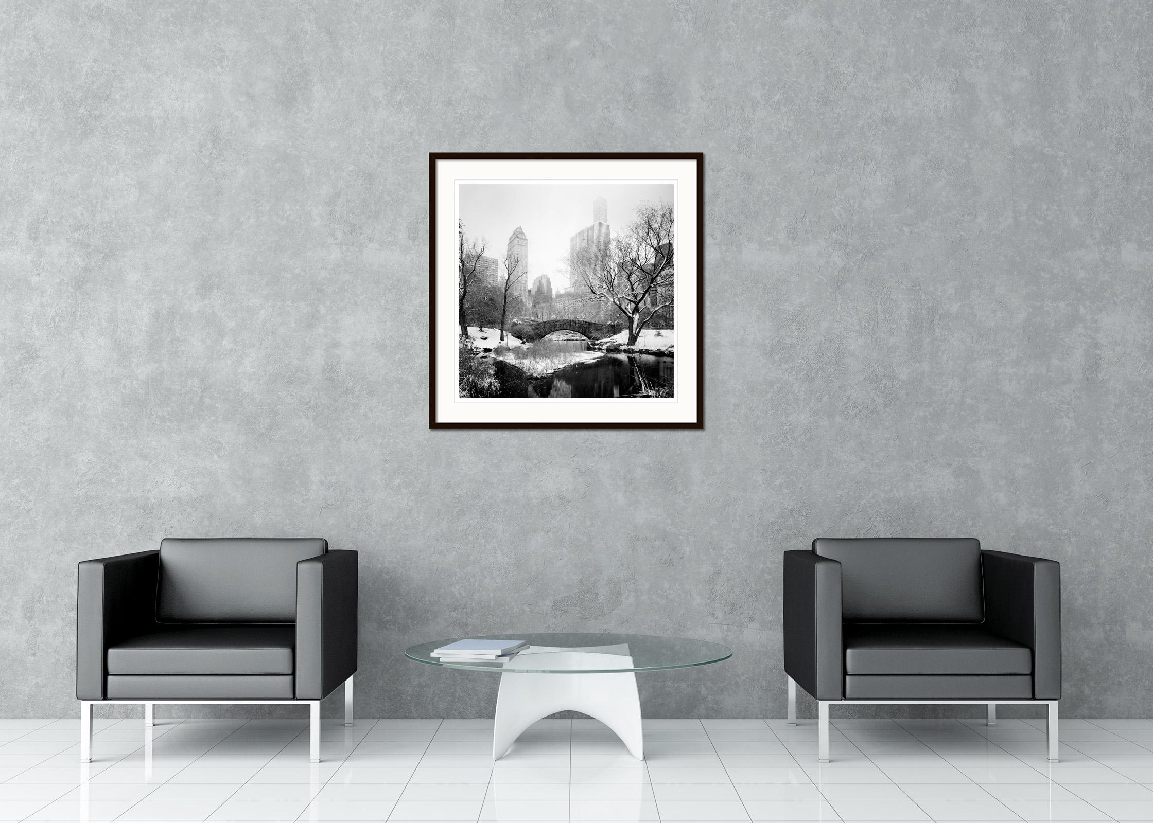 Schwarz-Weiß-Fotografie für Stadtansichten. Central Park im Schnee mit der Skyline und der Brücke über den See, New York City. Pigmenttintendruck, Auflage 9, signiert, betitelt, datiert und nummeriert vom Künstler. Mit Echtheitszertifikat. Bedruckt