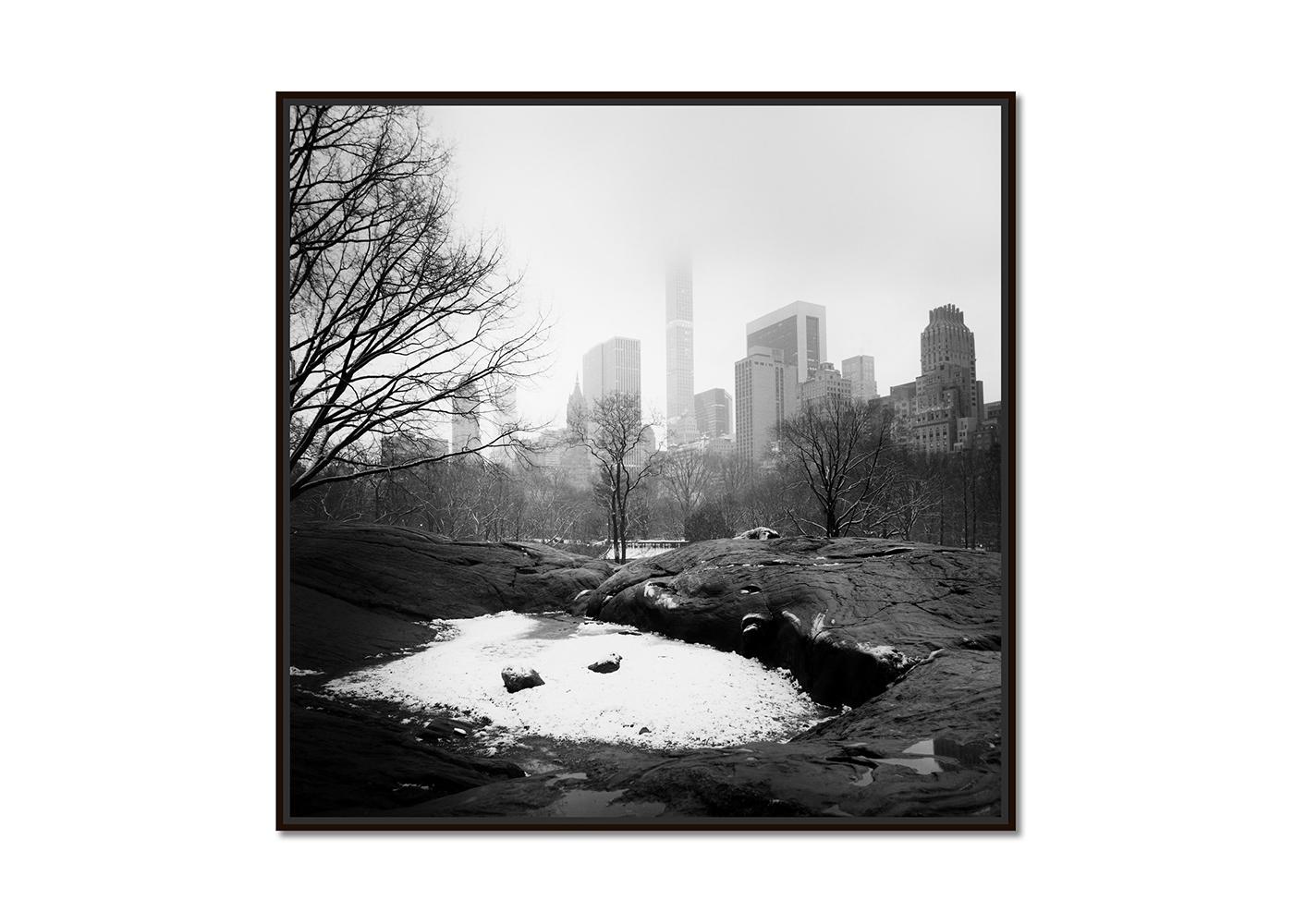 Central Park coperto di neve, New York City, fotografia in bianco e nero, paesaggio urbano - Photograph di Gerald Berghammer