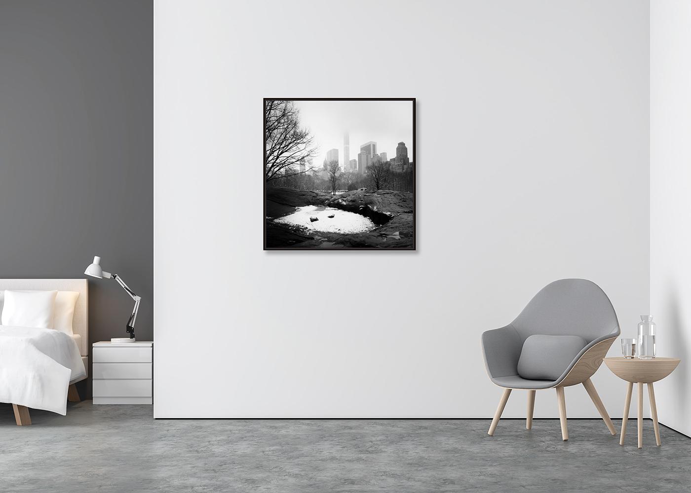 Central Park coperto di neve, New York City, fotografia in bianco e nero, paesaggio urbano - Photograph Contemporaneo di Gerald Berghammer
