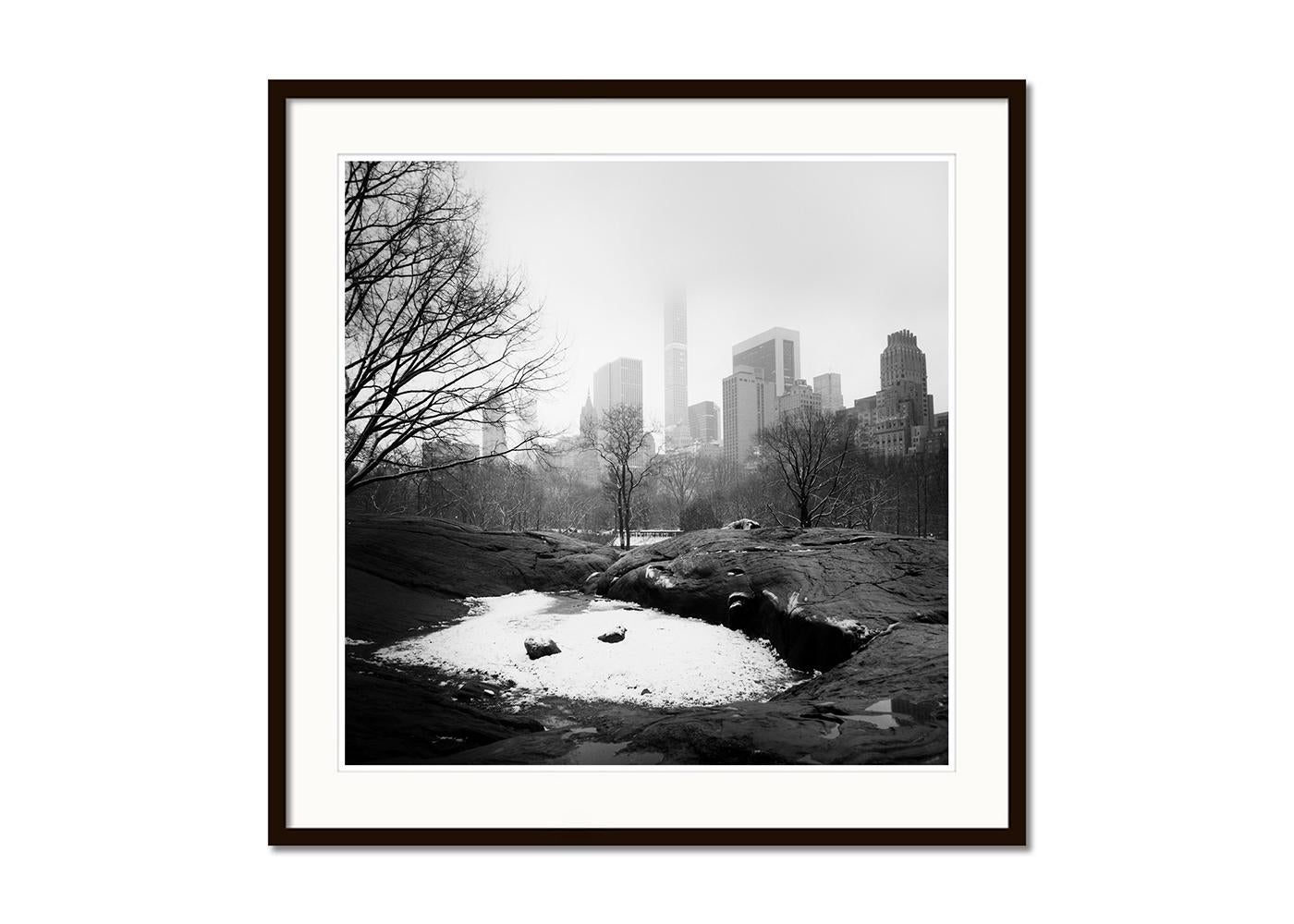Central Park coperto di neve, New York City, fotografia in bianco e nero, paesaggio urbano - Black and White Photograph Grigio di Gerald Berghammer
