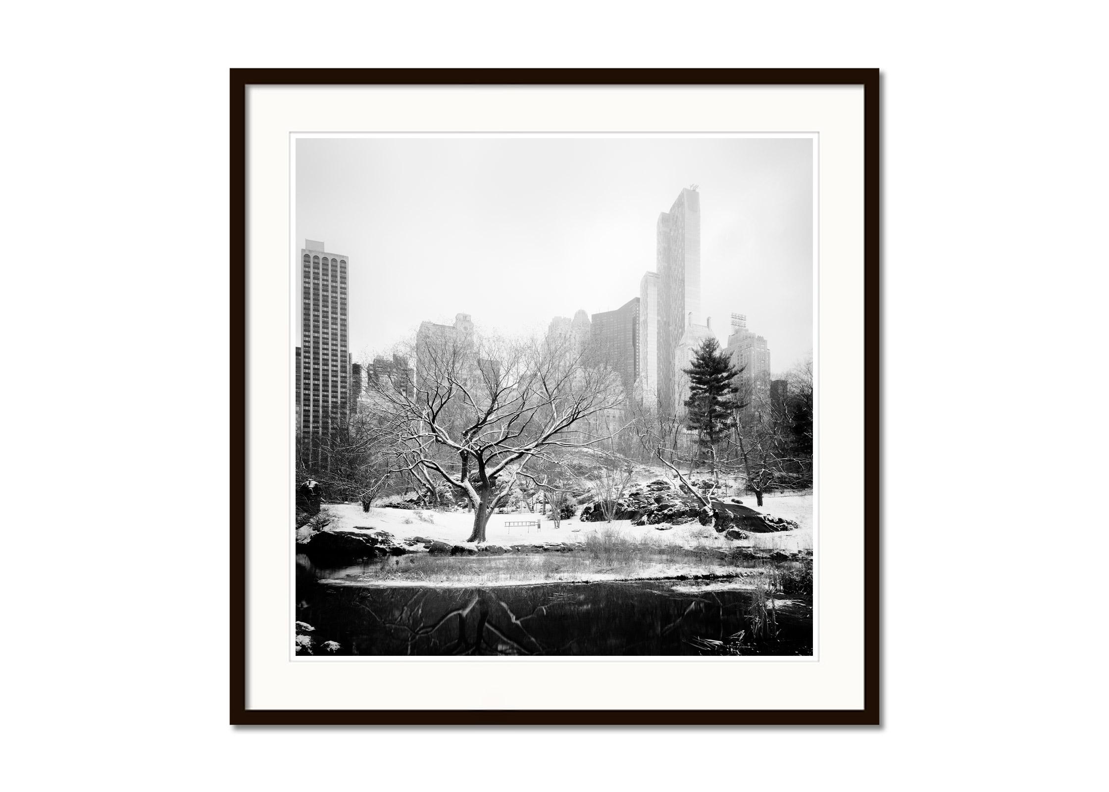 Schwarz-Weiß-Fine Art Stadtbild - Landschaftsfotografie. Central Park im Winter mit Schnee und der einzigartigen Skyline im Hintergrund, New York City, USA. Pigmenttintendruck, Auflage 9, signiert, betitelt, datiert und nummeriert vom Künstler. Mit