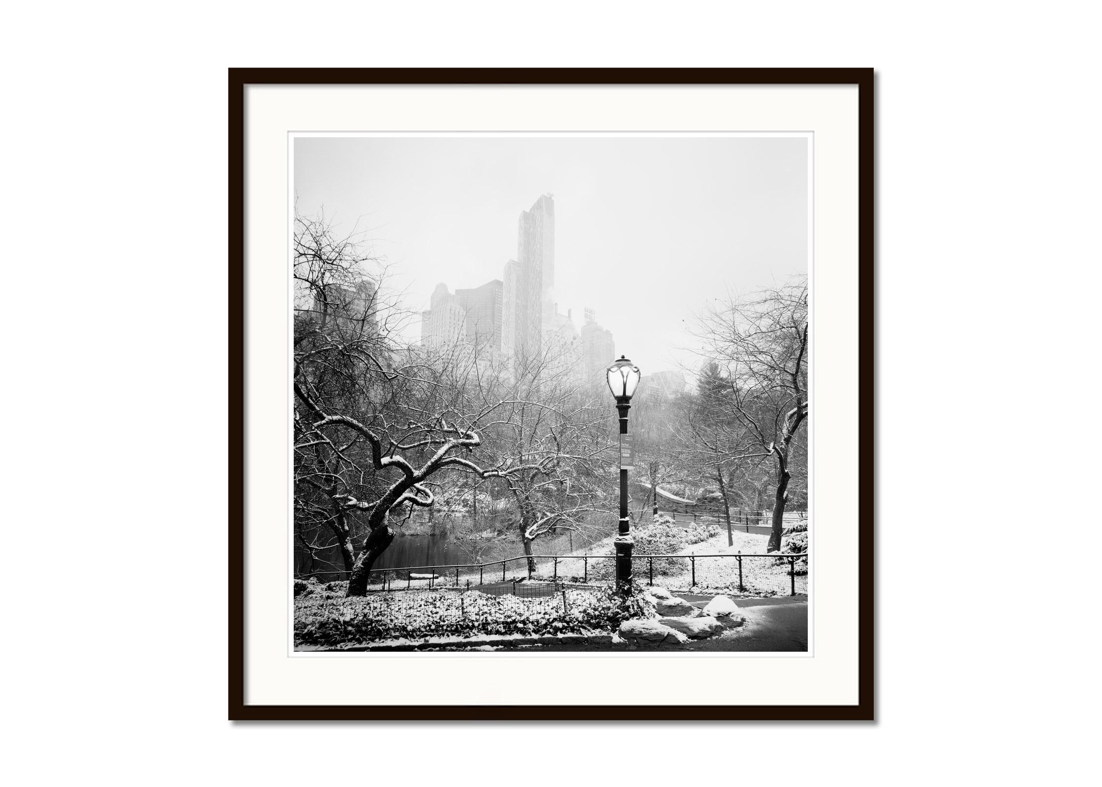 Central Park cubierto de nieve, Nueva York, fotografía en blanco y negro, paisaje - Black and White Photograph Gris de Gerald Berghammer