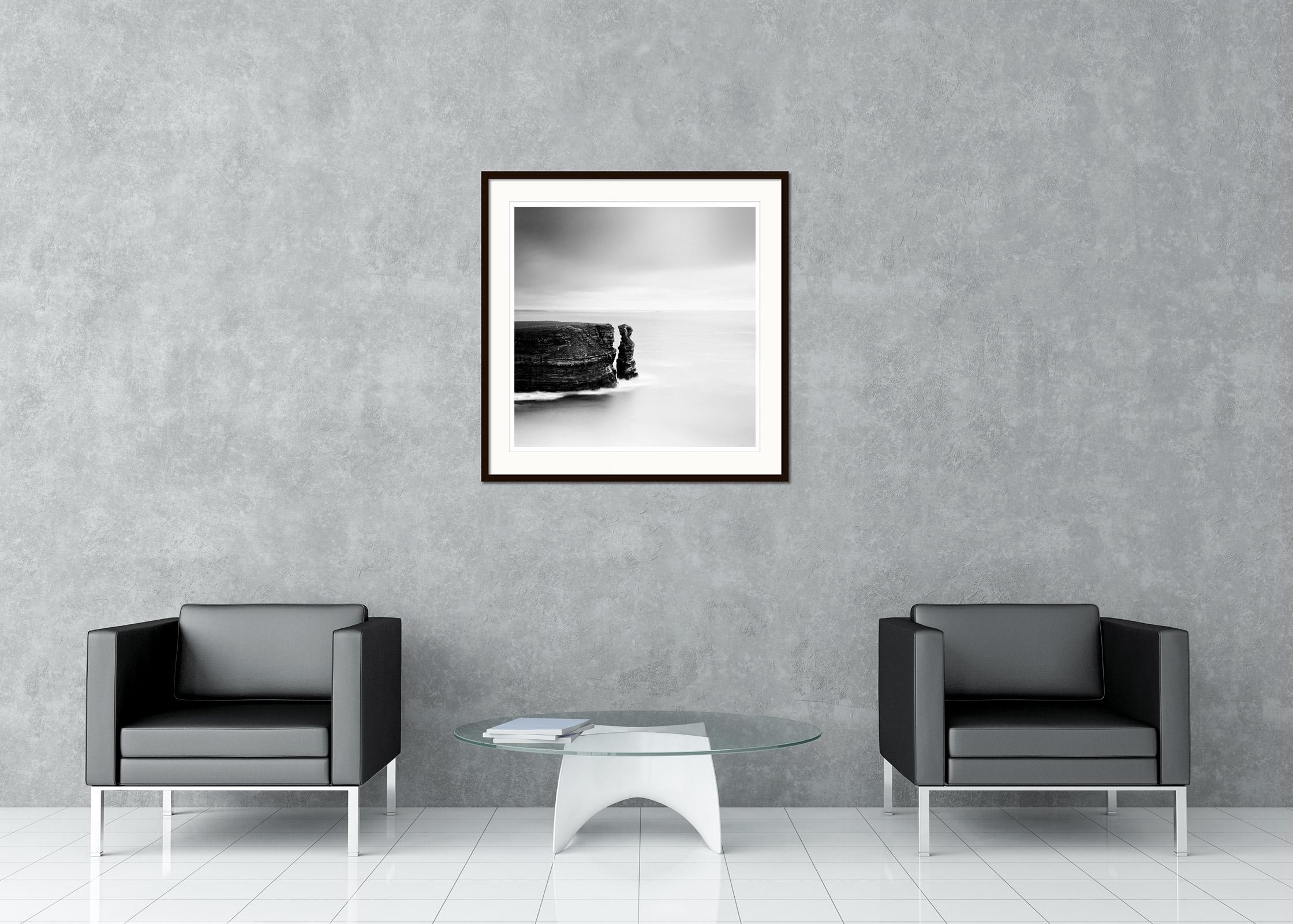 Black and White Fine Art waterscape Photography zu verkaufen. Gespaltene Felsen an der beeindruckenden schottischen Küste, Schottland. Pigmenttintendruck, Auflage 9, signiert, betitelt, datiert und nummeriert vom Künstler. Mit Echtheitszertifikat.