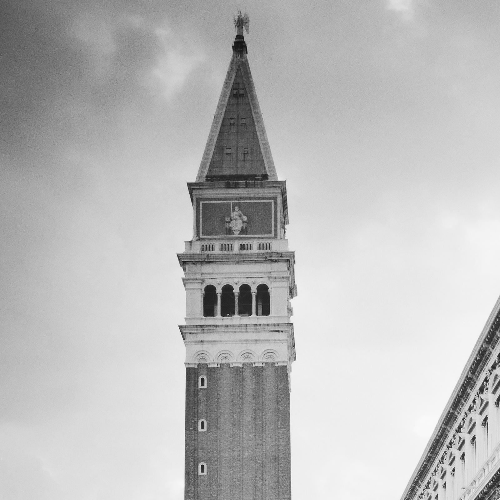 St. Marks Campanile, Venedig, Schwarz-Weiß-Fotografie, Stadtlandschaft, Landschaft im Angebot 5