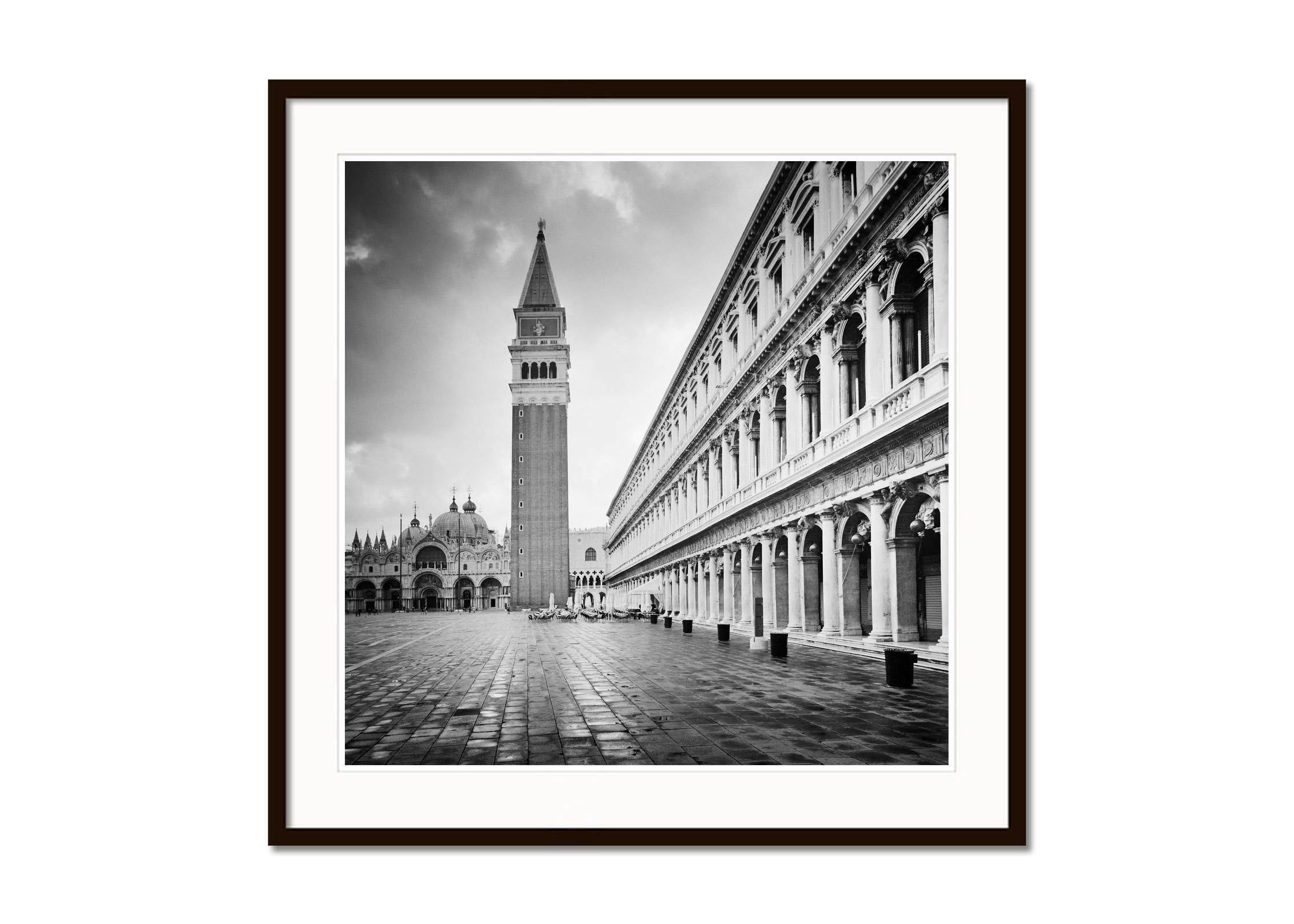 St. Marks Campanile, Venedig, Schwarz-Weiß-Fotografie, Stadtlandschaft, Landschaft (Grau), Landscape Photograph, von Gerald Berghammer