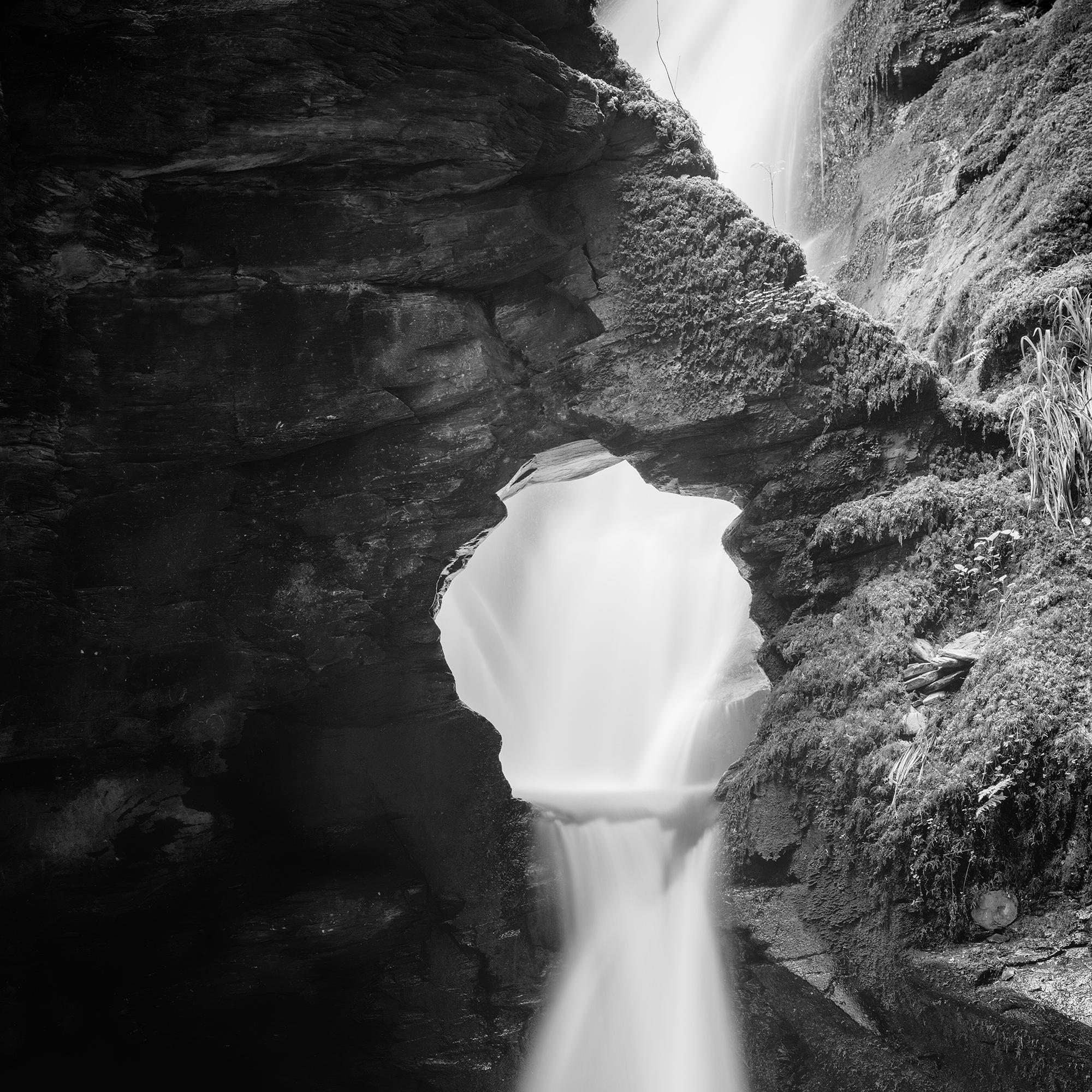 Nectans Glen, Waterfall, Angleterre, photographie monochrome paysage aquatique limité en vente 5