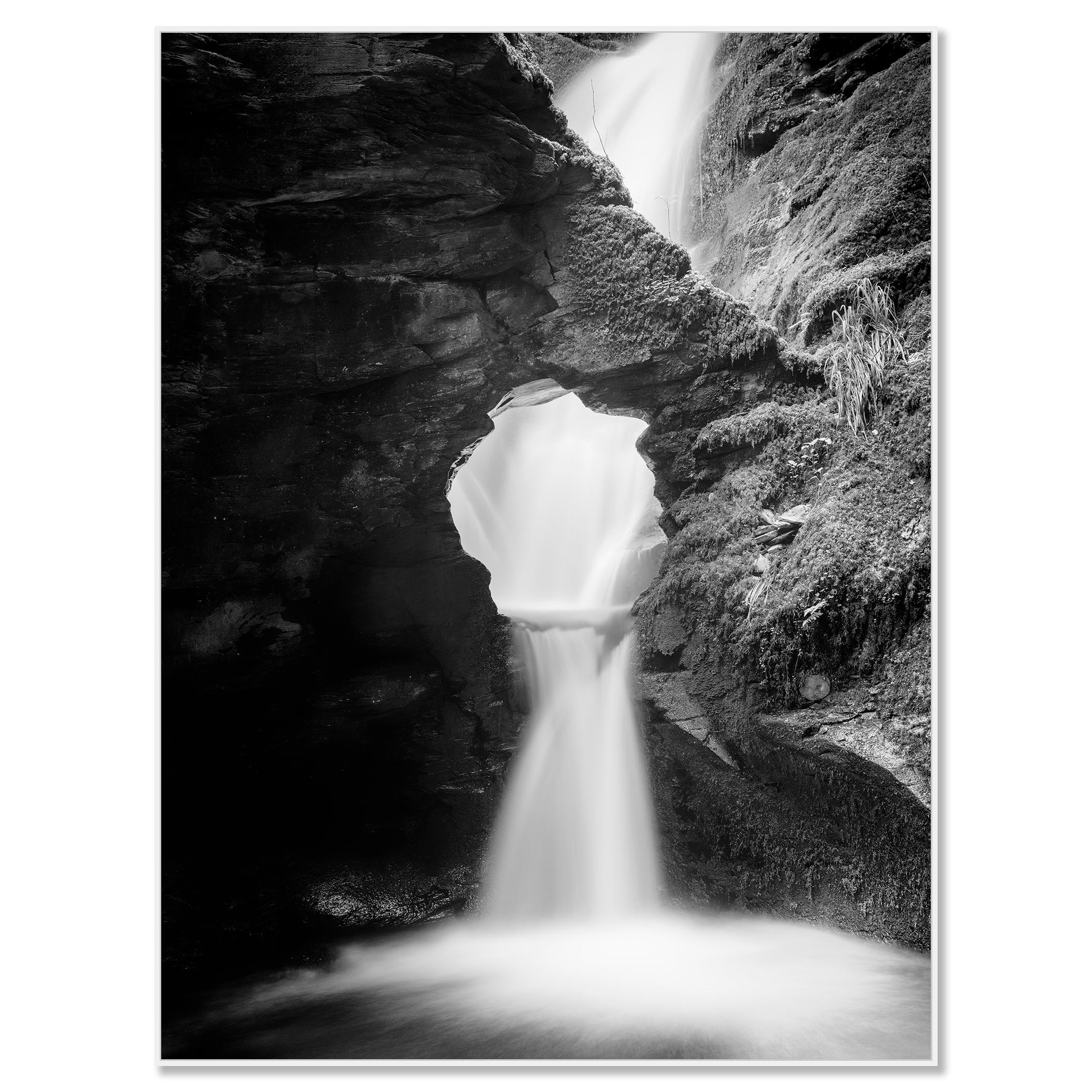Nectans Glen, Waterfall, Angleterre, photographie monochrome paysage aquatique limité - Photograph de Gerald Berghammer