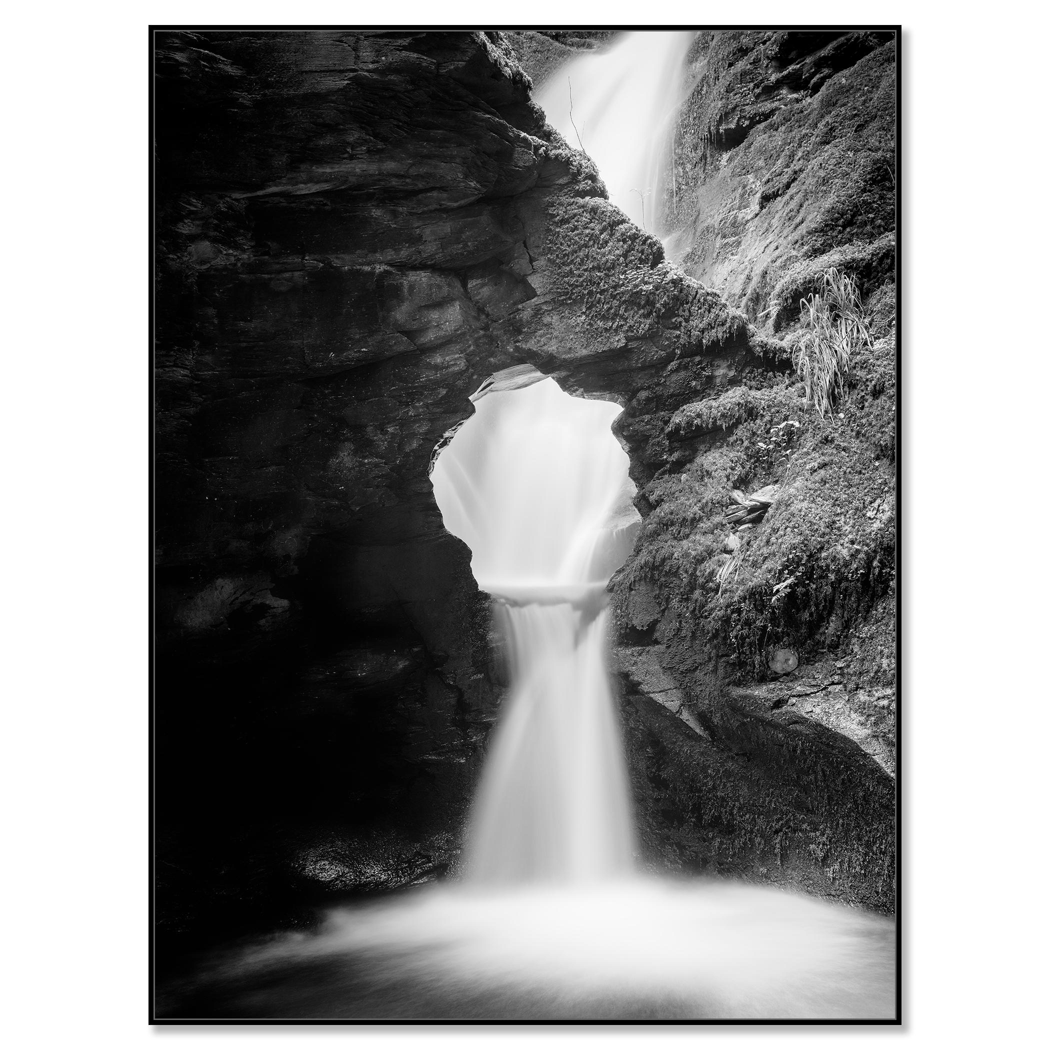 Nectans Glen, Waterfall, Angleterre, photographie monochrome paysage aquatique limité - Contemporain Photograph par Gerald Berghammer