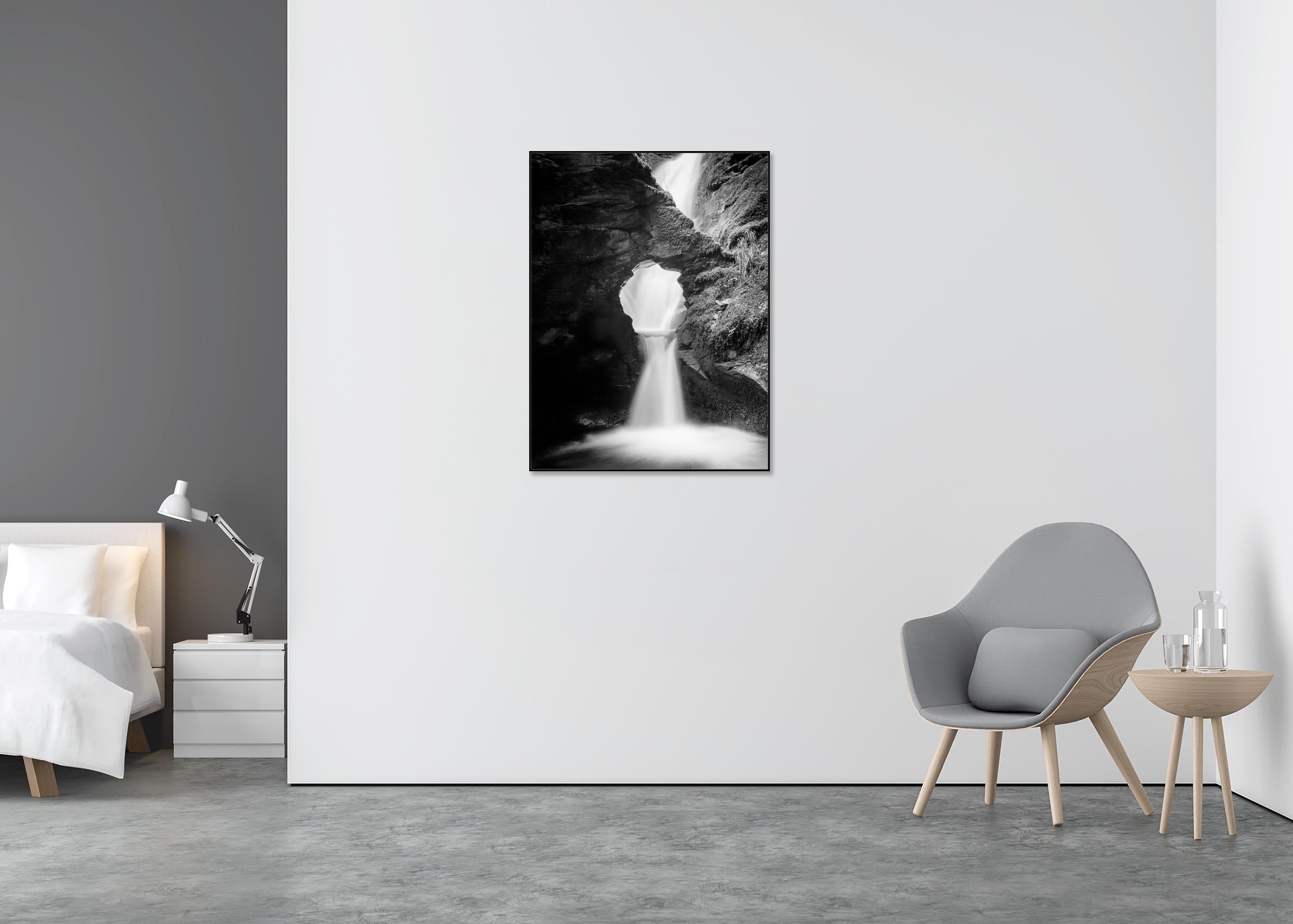 Nectans Glen, Waterfall, Angleterre, photographie monochrome paysage aquatique limité - Noir Landscape Photograph par Gerald Berghammer