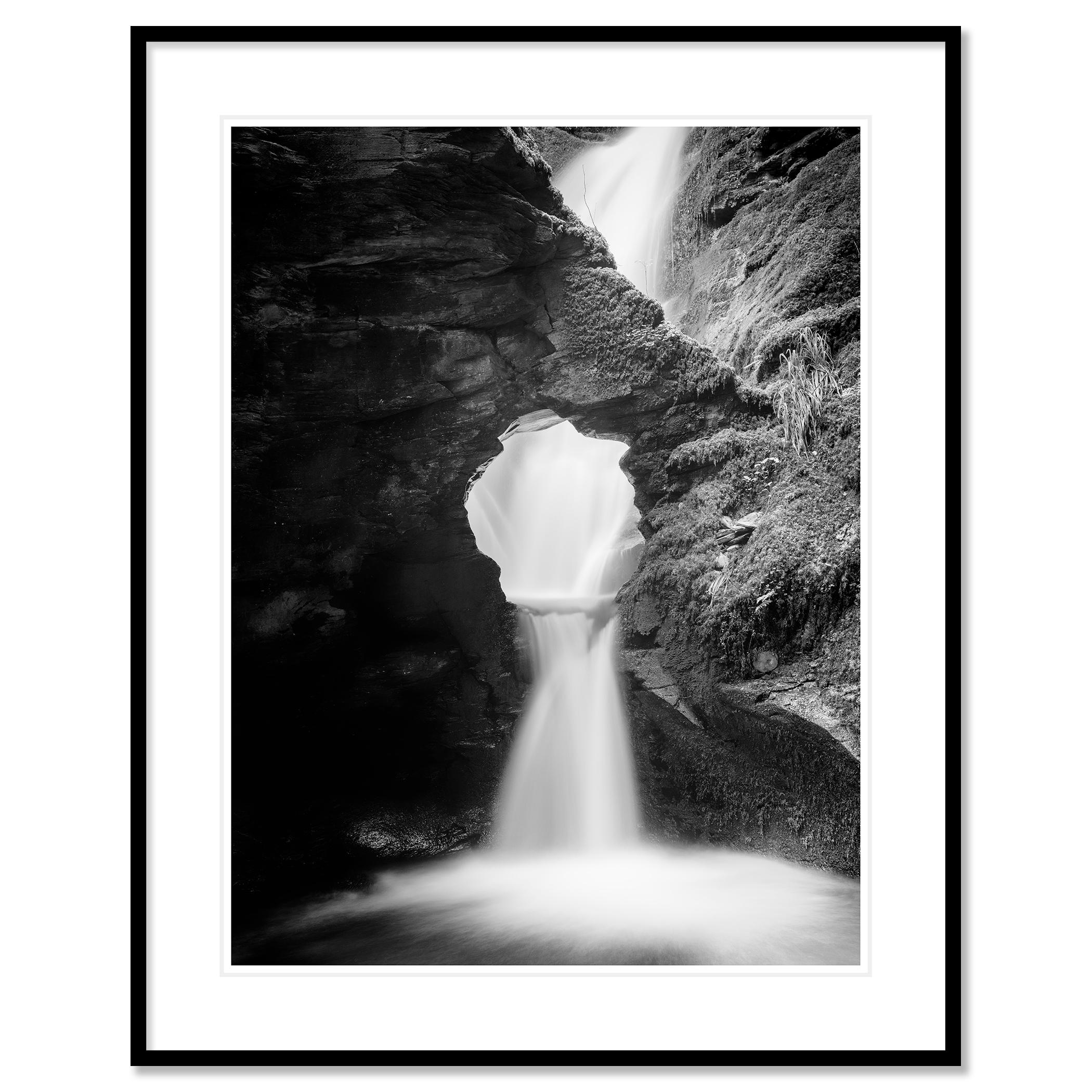 Nectans Glen, Waterfall, Angleterre, photographie monochrome paysage aquatique limité en vente 1
