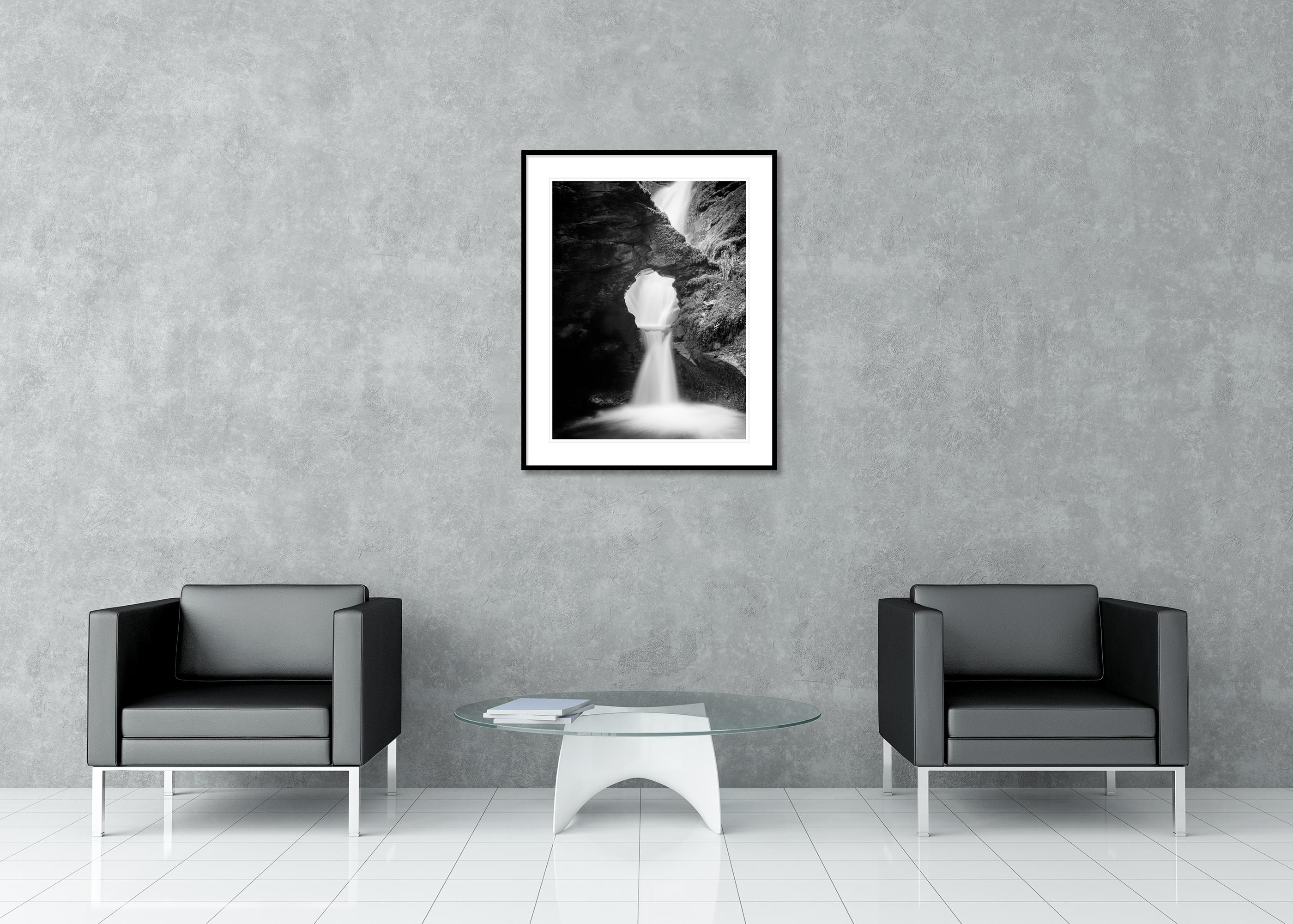 Nectans Glen, Waterfall, Angleterre, photographie monochrome paysage aquatique limité en vente 2