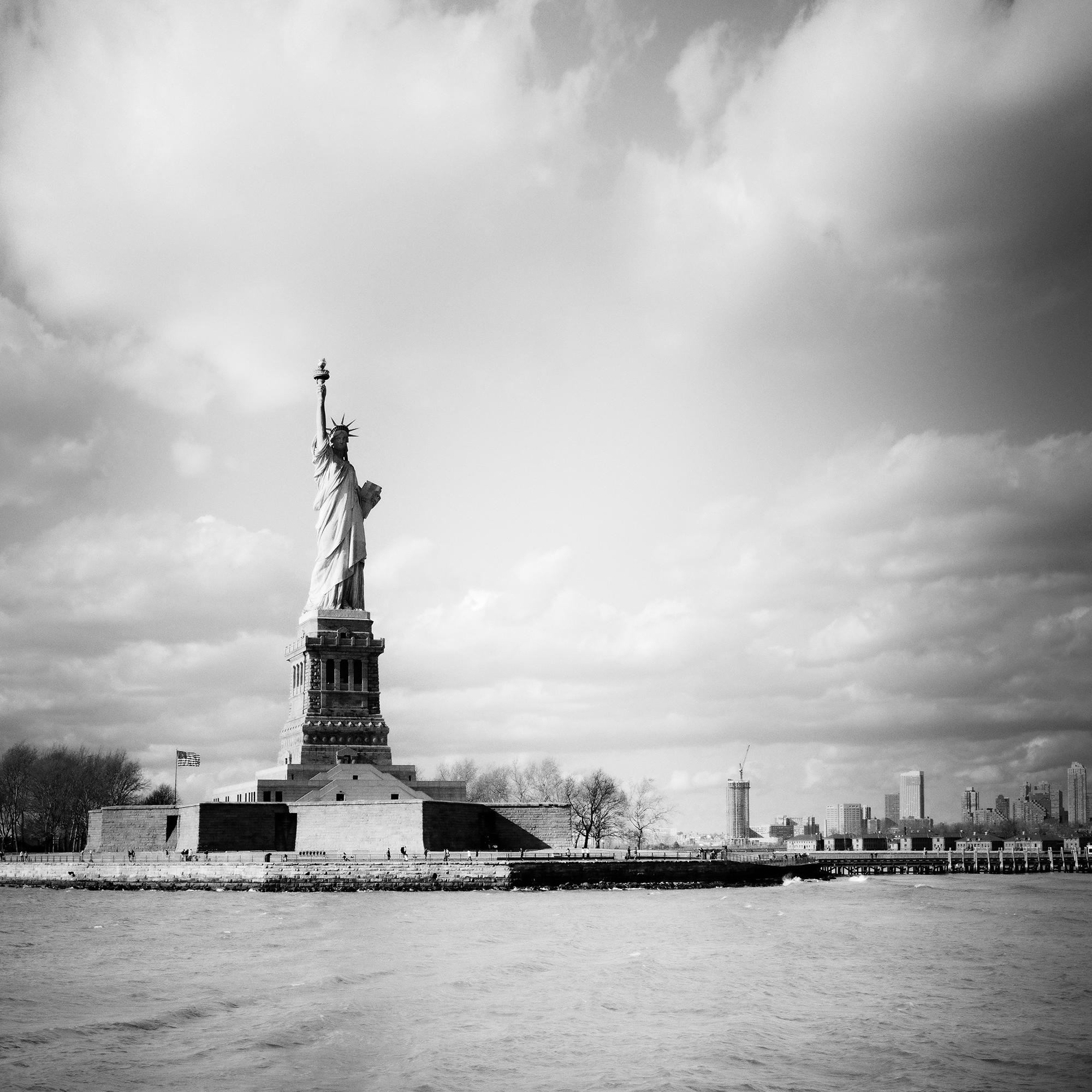 Statue der Freiheitsstatue, New York, USA, Schwarz-Weiß-Fotografie, limitierte Auflage im Angebot 4