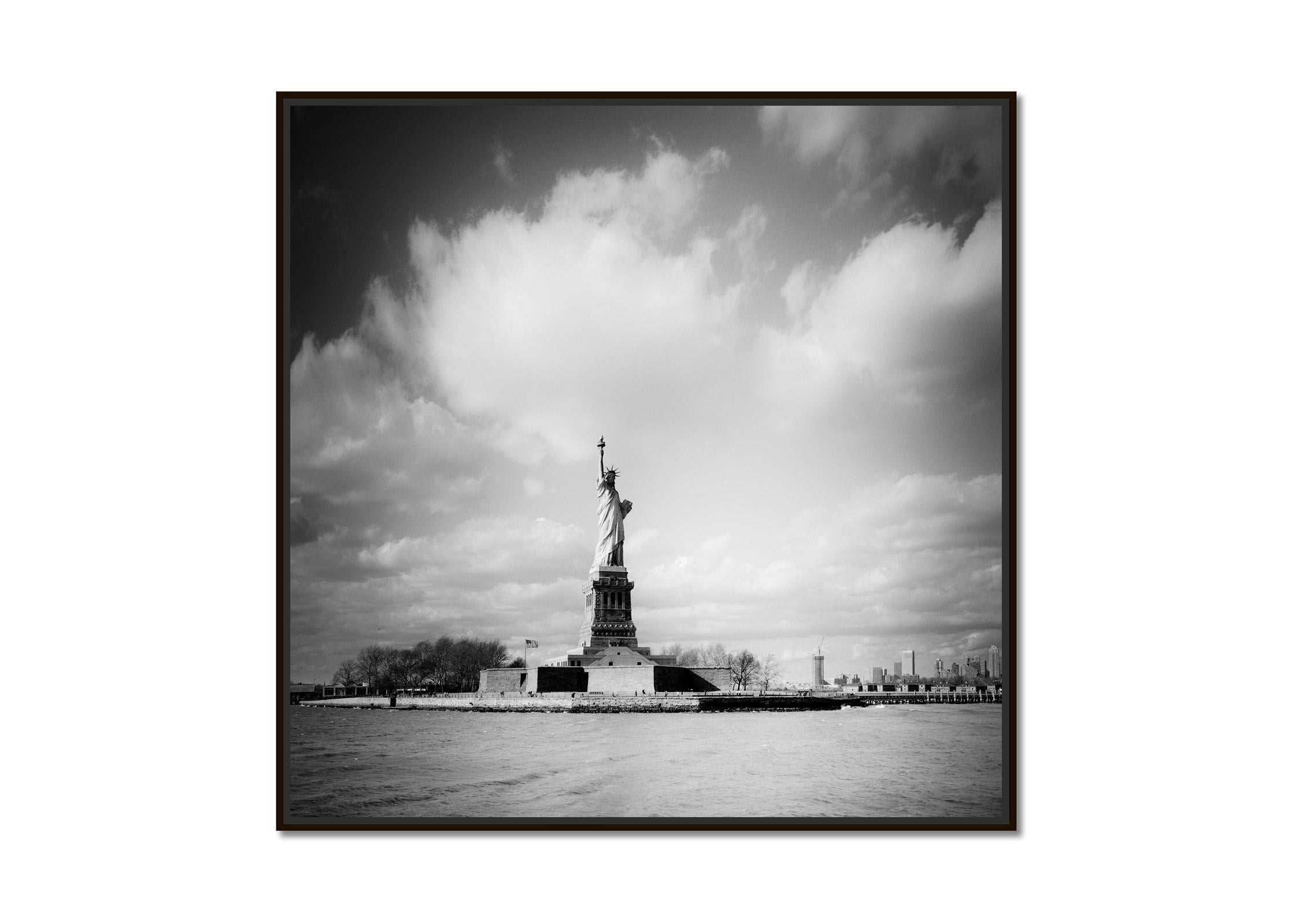 Statue der Freiheitsstatue, New York City, USA, Schwarz-Weiß-Fotografie, Landschaft – Photograph von Gerald Berghammer