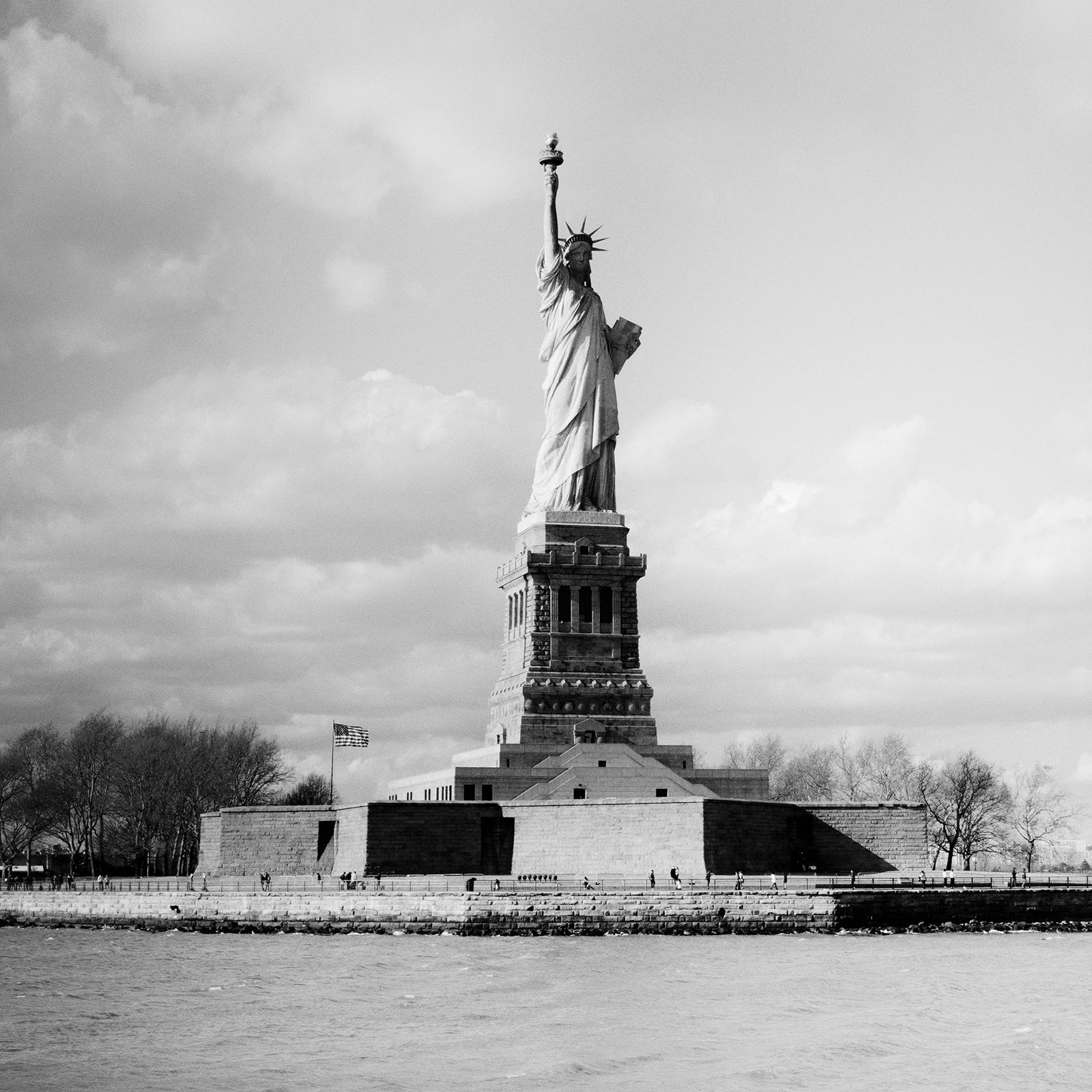 Statue der Freiheitsstatue, New York City, USA, Schwarz-Weiß-Fotografie, Landschaft im Angebot 3