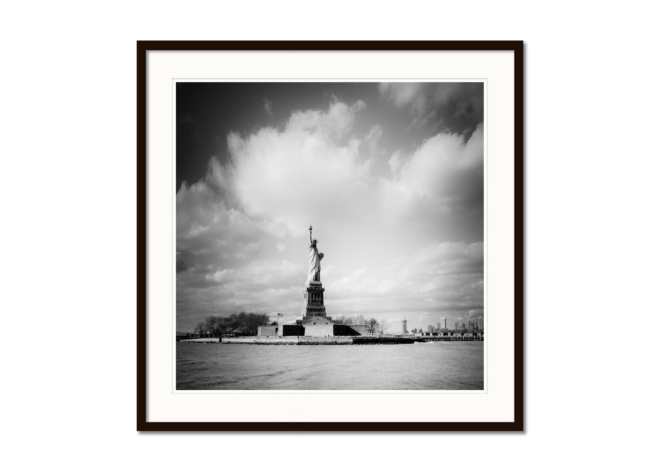 Statue der Freiheitsstatue, New York City, USA, Schwarz-Weiß-Fotografie, Landschaft (Grau), Black and White Photograph, von Gerald Berghammer