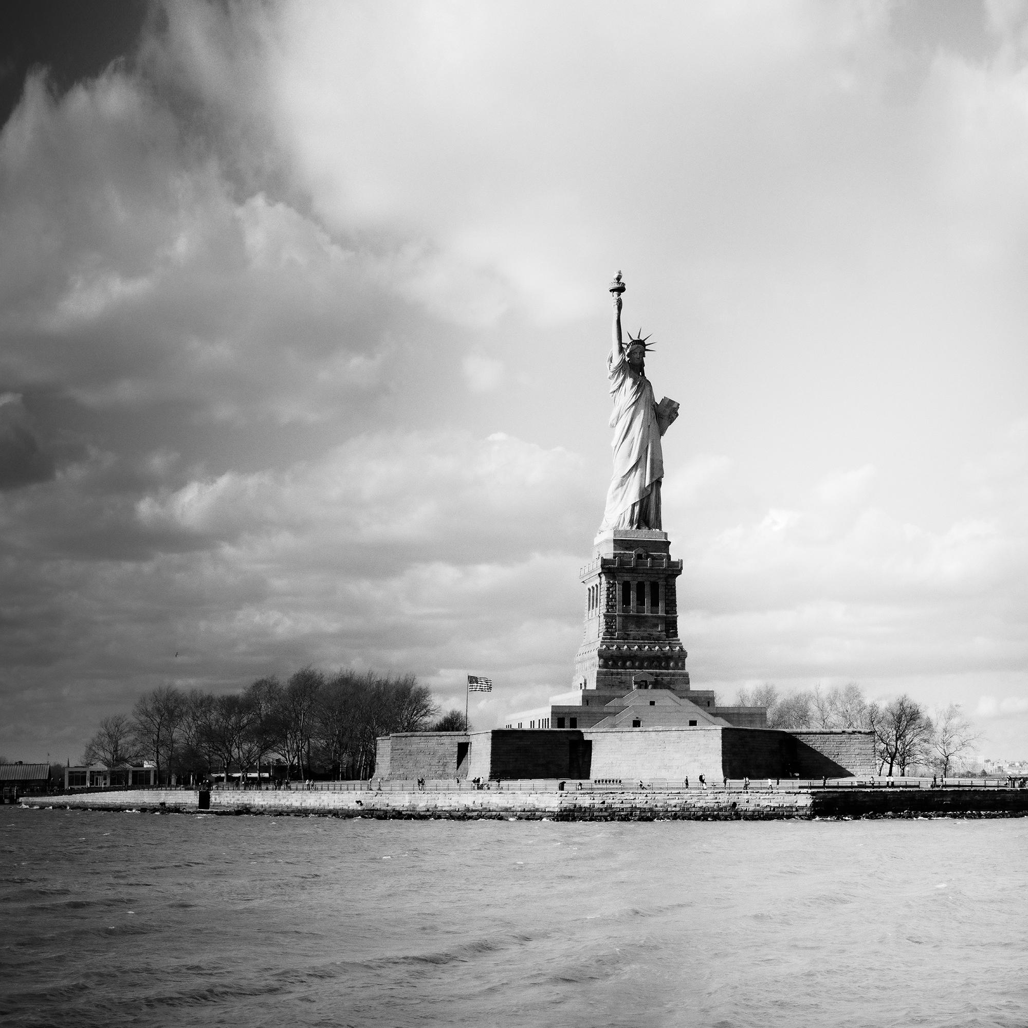 Statue der Freiheitsstatue, New York, USA, Schwarz-Weiß-Fotografie, limitierte Auflage im Angebot 3