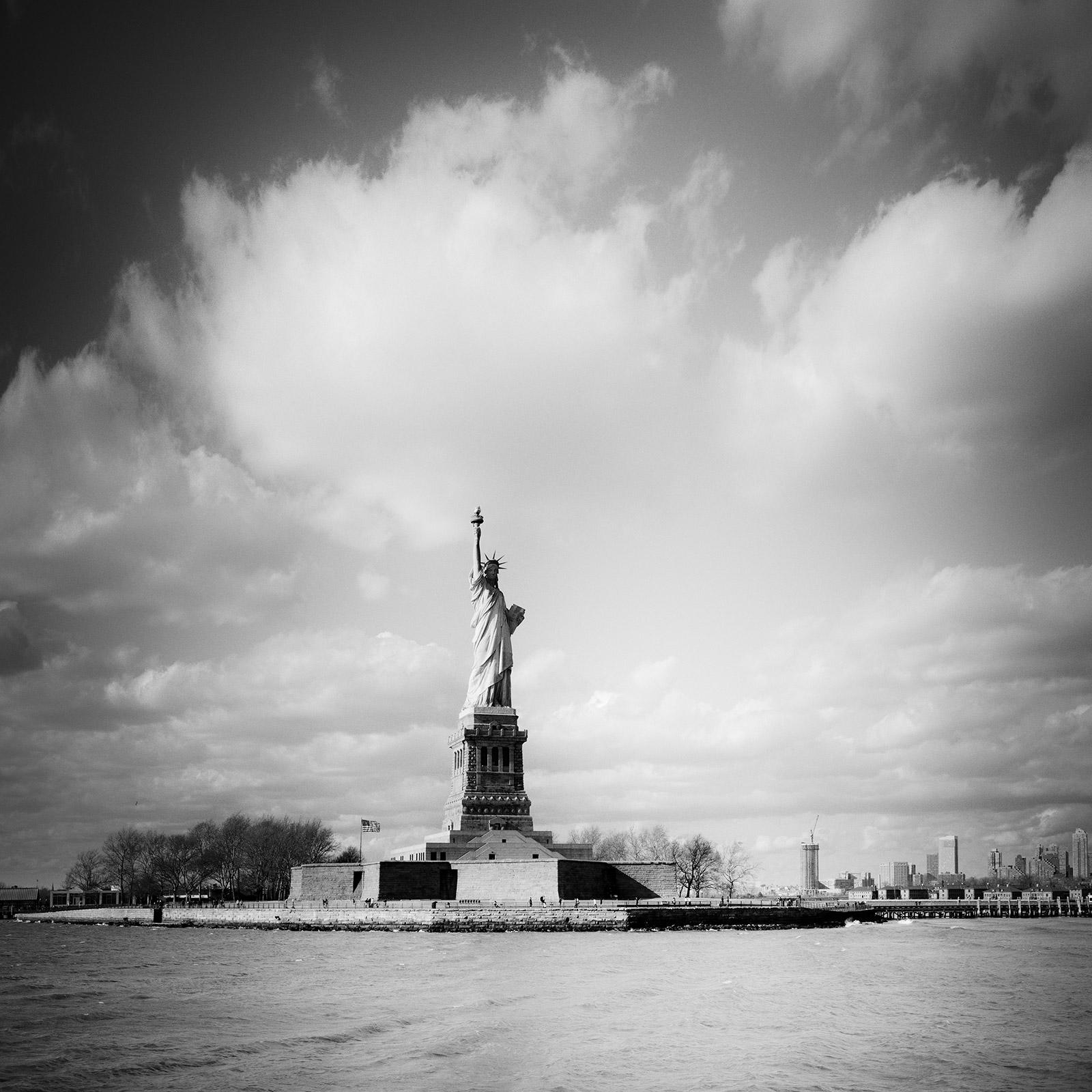 Gerald Berghammer Black and White Photograph – Statue der Freiheitsstatue, New York City, USA, Schwarz-Weiß-Fotografie, Landschaft