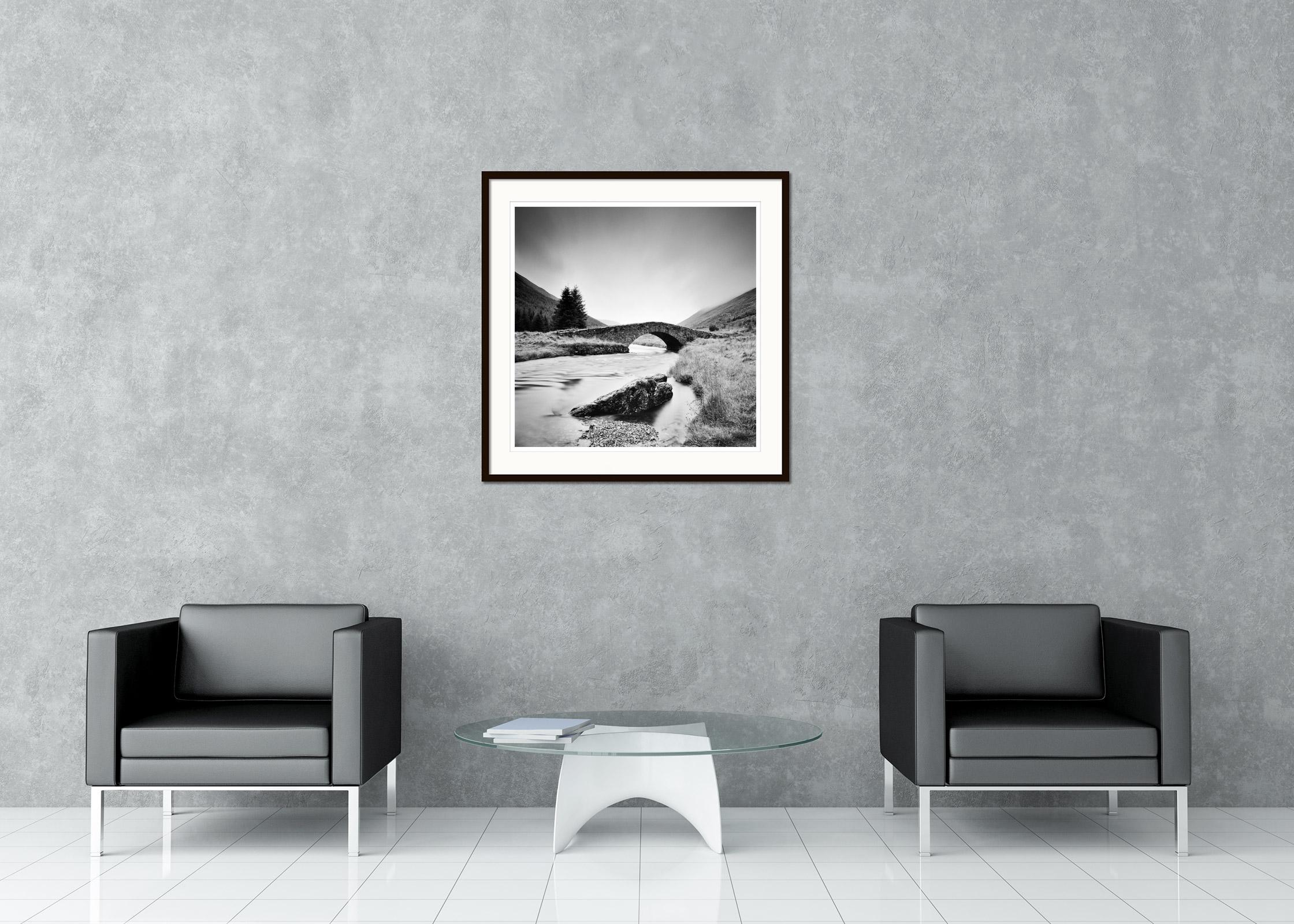 Minimalistische Schwarz-Weiß-Fotografie - Alte Steinbrücke über einen Fluss in den schottischen Highlands. Pigmenttintendruck, Auflage 9, signiert, betitelt, datiert und nummeriert vom Künstler. Mit Echtheitszertifikat. Bedruckt mit einem 4 cm
