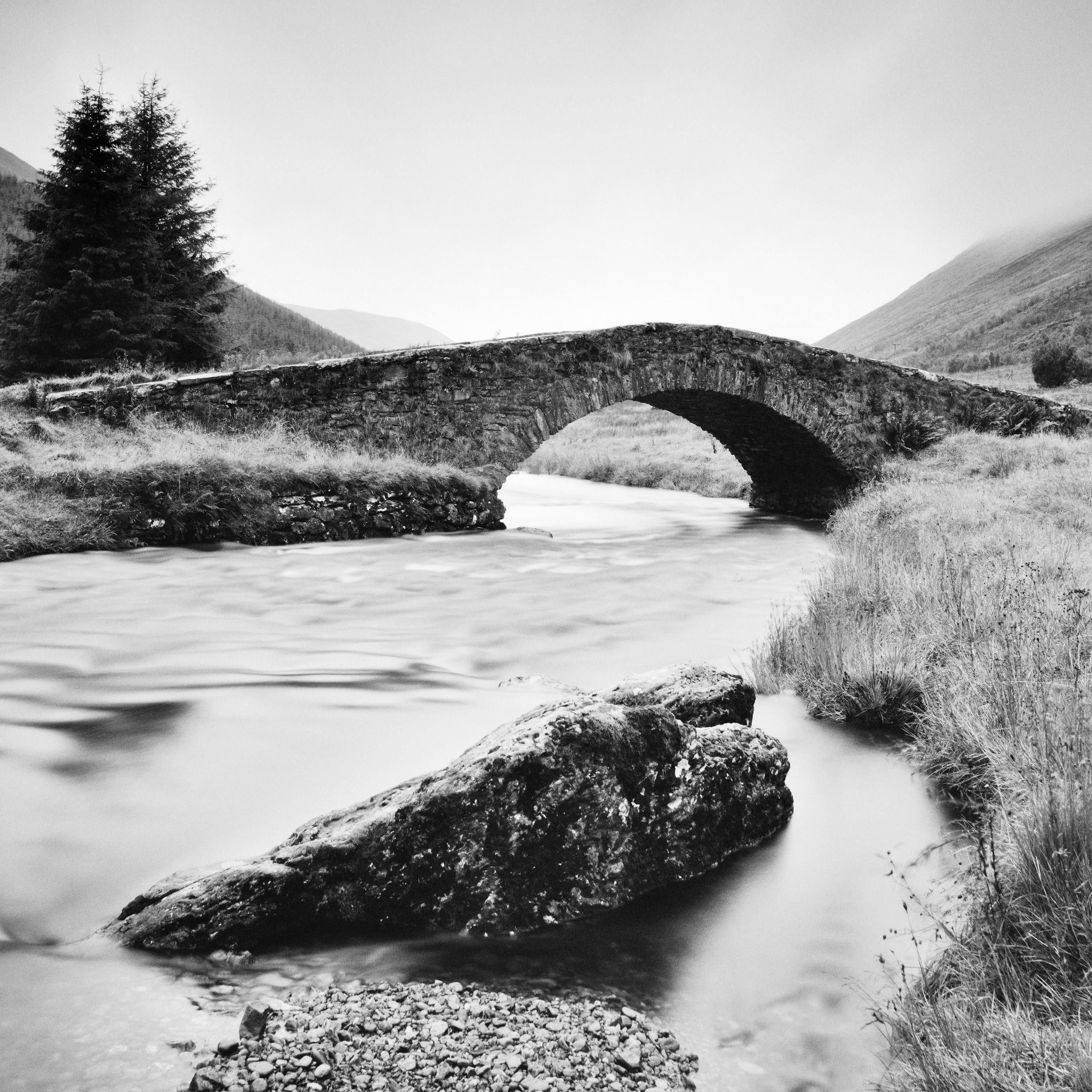 Stone Bridge, Highlands, Écosse, photographie de paysage en noir et blanc. en vente 3