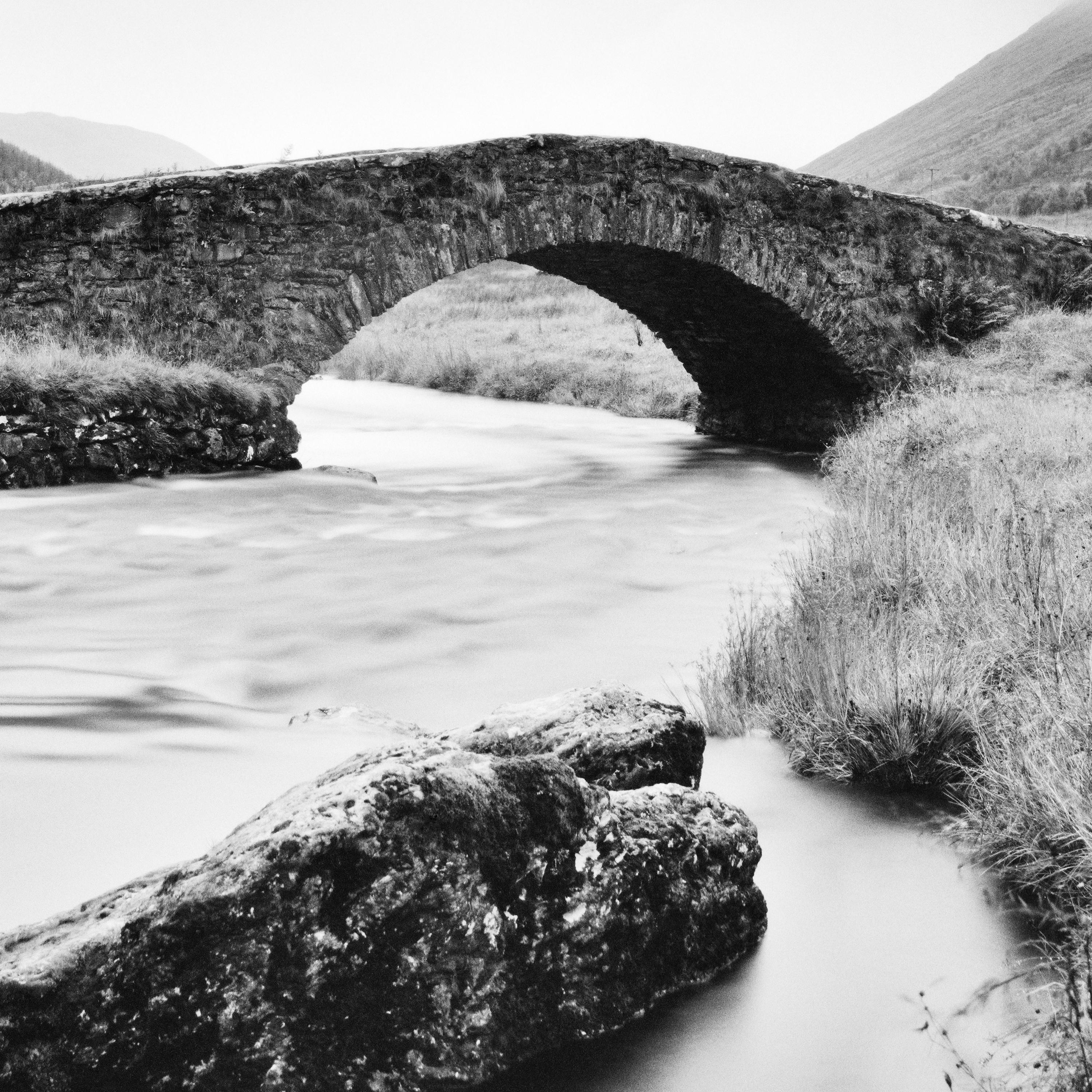 Stone Bridge, Highlands, Écosse, photographie de paysage en noir et blanc. en vente 4