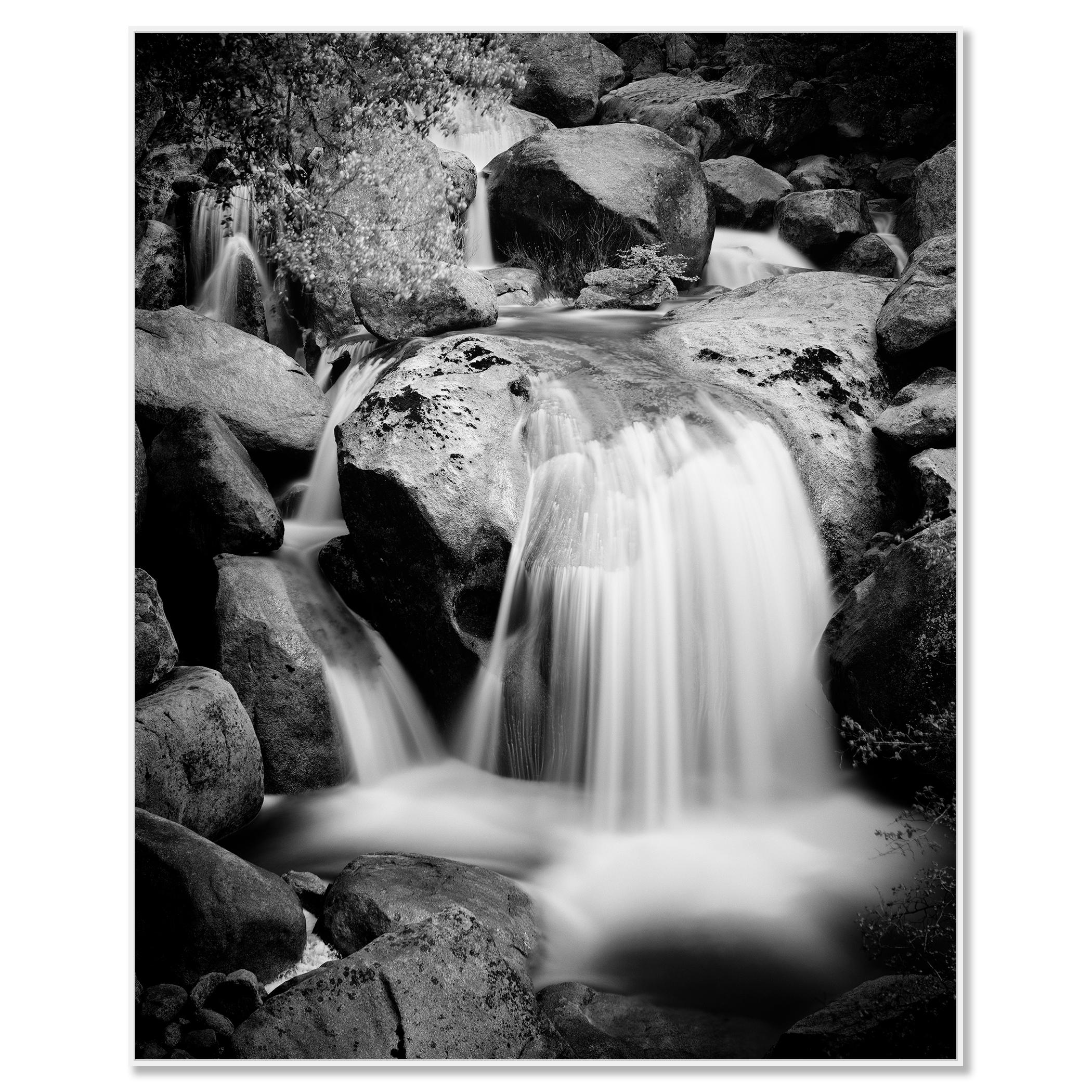 Stony Mountain Stream, Californie, États-Unis, photographie en noir et blanc, paysage - Contemporain Photograph par Gerald Berghammer