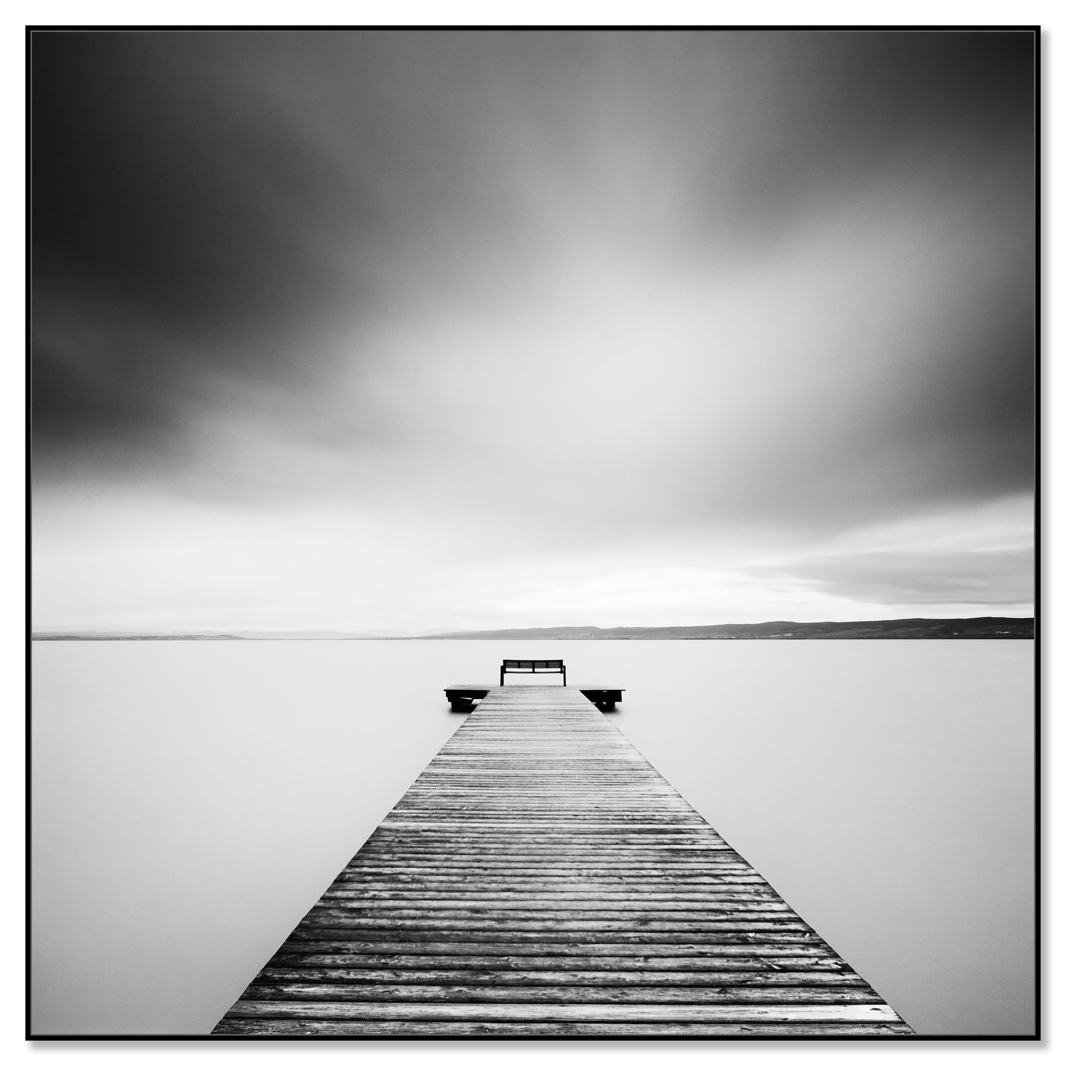 Romance de tormenta, paisaje acuático minimalista, fotografía de edición limitada, paisaje en blanco y negro - Photograph de Gerald Berghammer