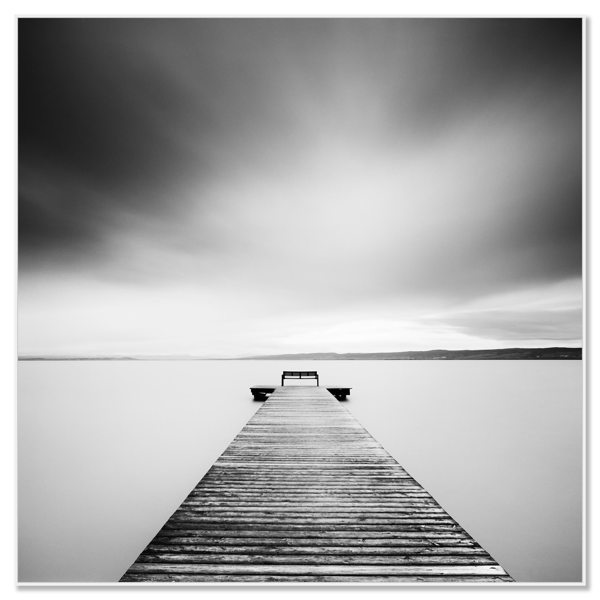 Romance de tormenta, paisaje acuático minimalista, fotografía de edición limitada, paisaje en blanco y negro - Photograph Contemporáneo de Gerald Berghammer