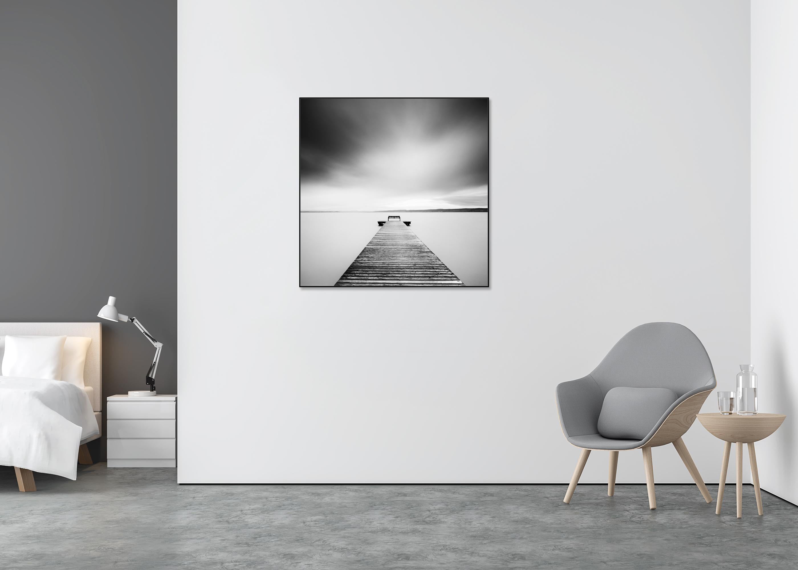 Romance de tormenta, paisaje acuático minimalista, fotografía de edición limitada, paisaje en blanco y negro - Black and White Photograph Gris de Gerald Berghammer