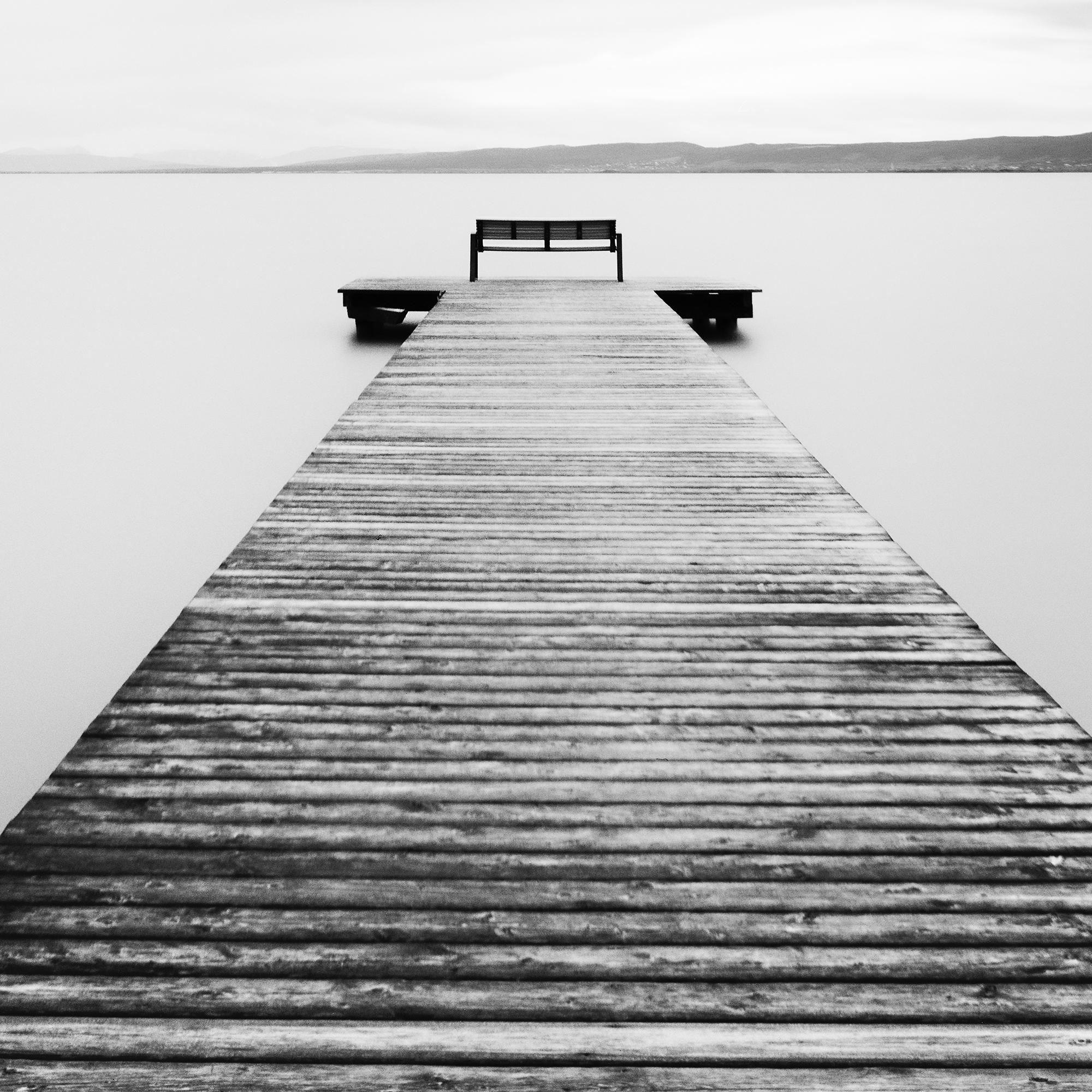 Romance de tormenta, paisaje acuático minimalista, fotografía de edición limitada, paisaje en blanco y negro en venta 7
